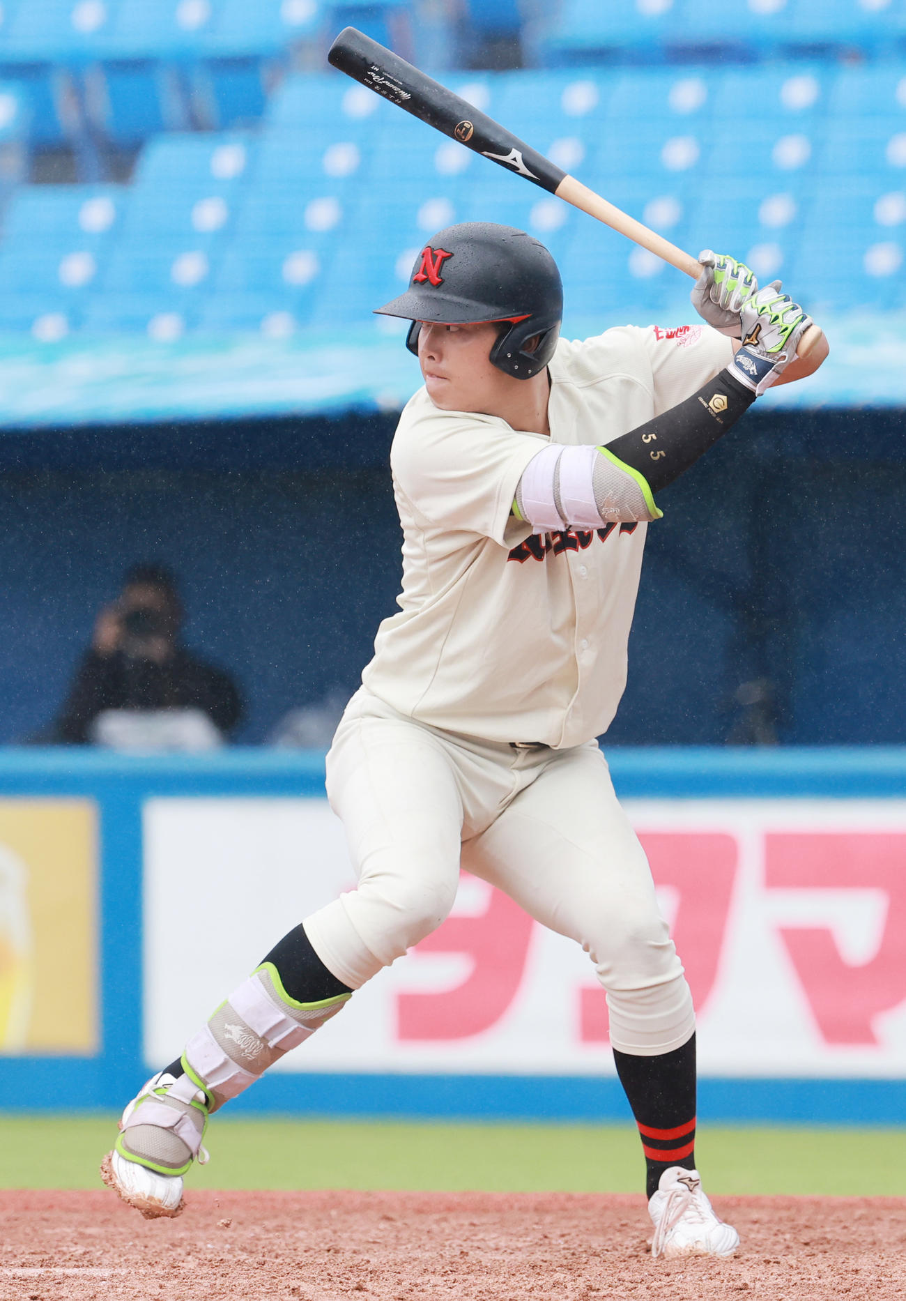 日大対東農大　9回表日大無死、代打で登場した村上（撮影・野上伸悟）