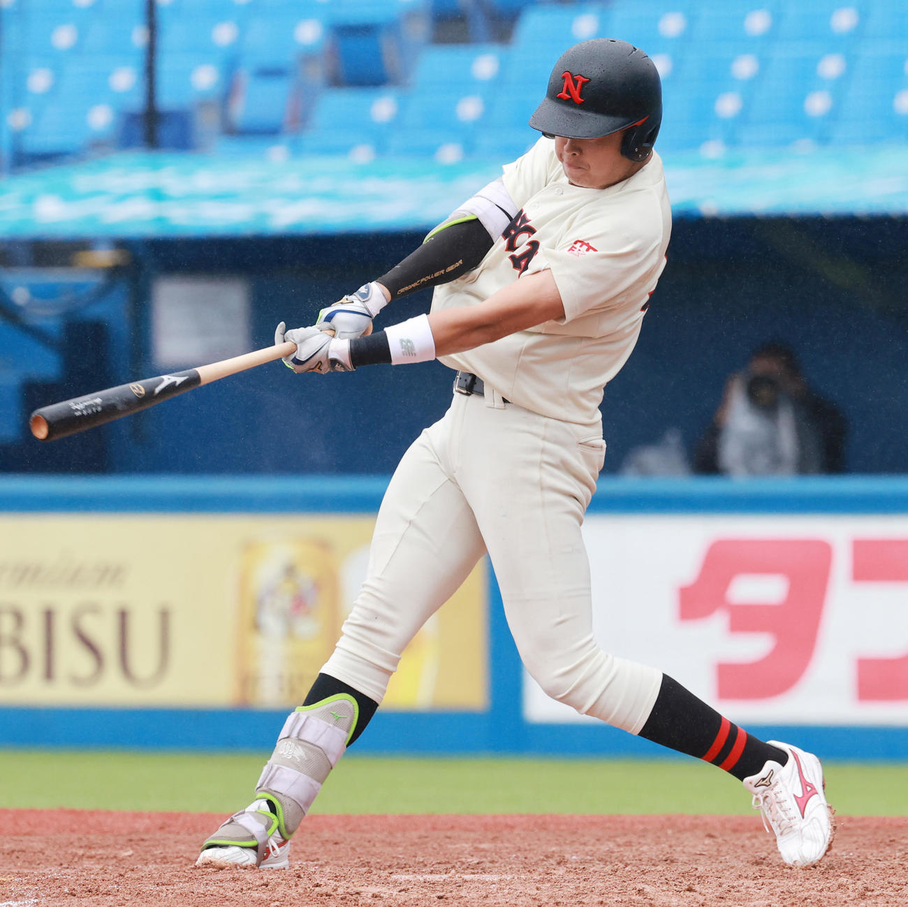 日大対東農大　9回表日大無死、代打で中飛に倒れる村上（撮影・野上伸悟）