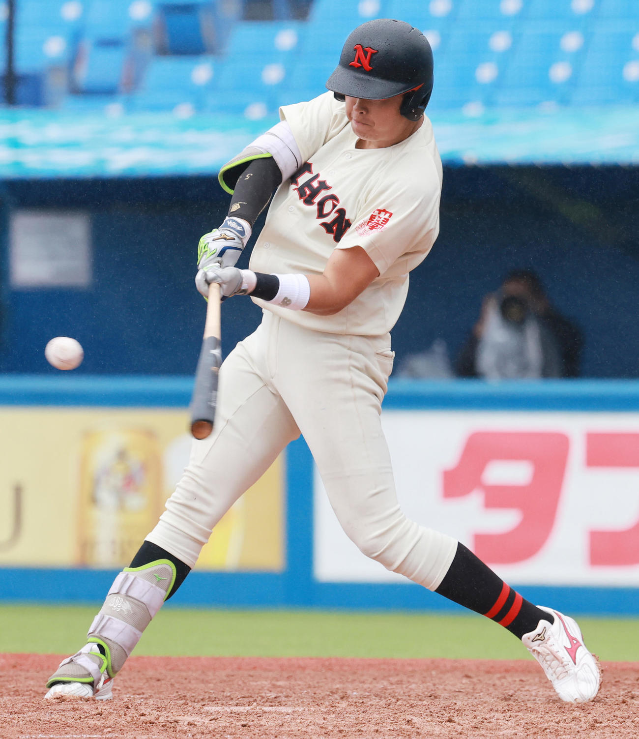 日大対東農大　9回表日大無死、代打で中飛に倒れる村上（撮影・野上伸悟）