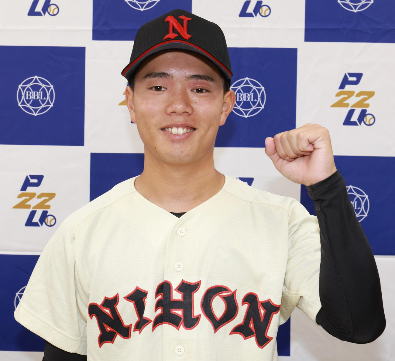 日大対東農大　好投し勝利投手となり笑顔でガッツポーズの日大・坂尾（撮影・野上伸悟）