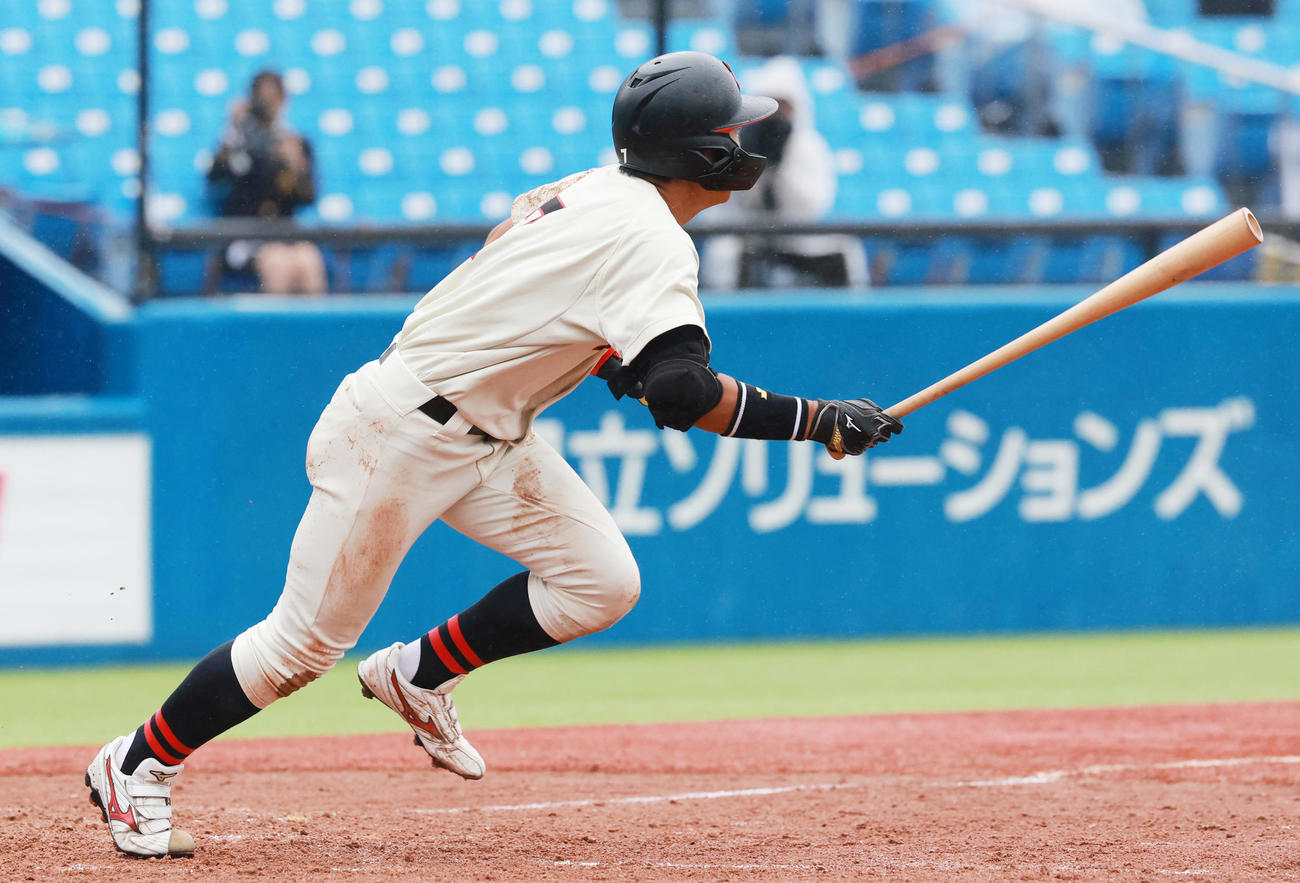 日大対東農大　5回表日大無死満塁、中前2点適時打を放つ川崎（撮影・野上伸悟）