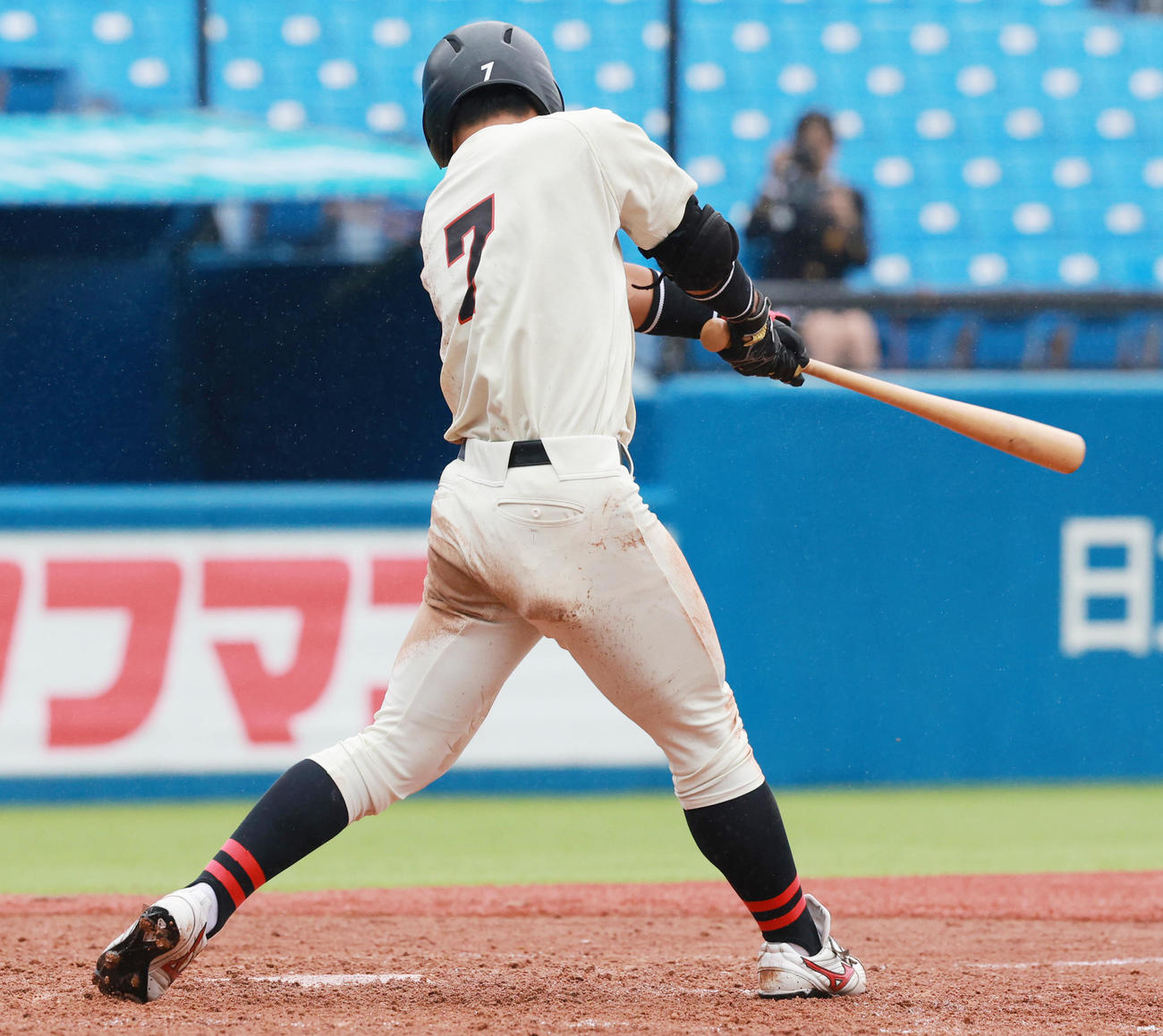 日大対東農大　5回表日大無死満塁、中前2点適時打を放つ川崎（撮影・野上伸悟）