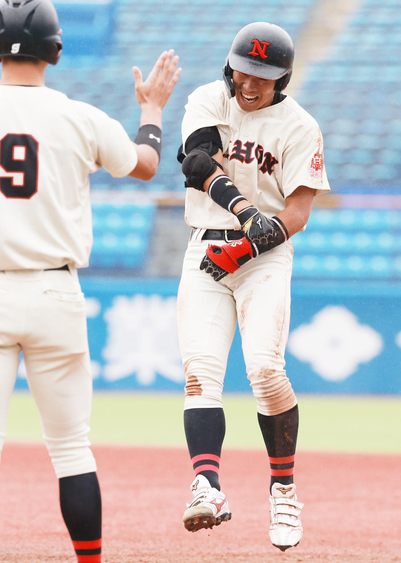 日大対東農大　5回表日大無死満塁、中前2点適時打を放ち喜ぶ川崎（撮影・野上伸悟）