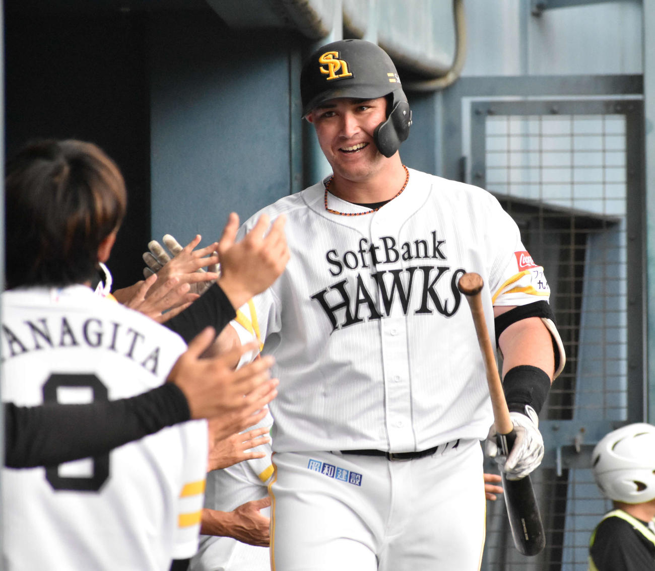 ソフトバンク対日本ハム　6回1死一塁、左翼越え2点本塁打を放ったリチャードは笑顔でナインとハイタッチ（撮影・只松憲）