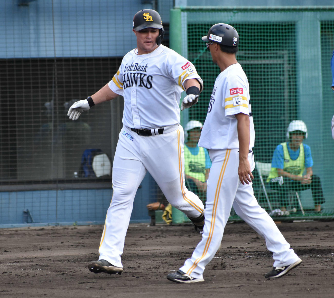 ソフトバンク対日本ハム　2回1死、右翼越え本塁打を放ったリチャードは城所コーチとハイタッチ（撮影・只松憲）
