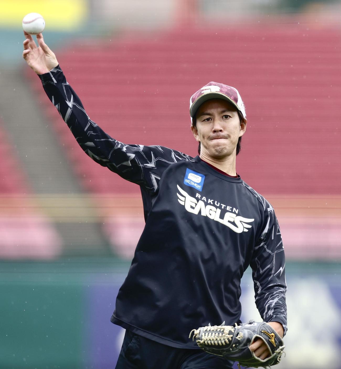 楽天対日本ハム　試合前、キャッチボールする楽天岸（撮影・河田真司）