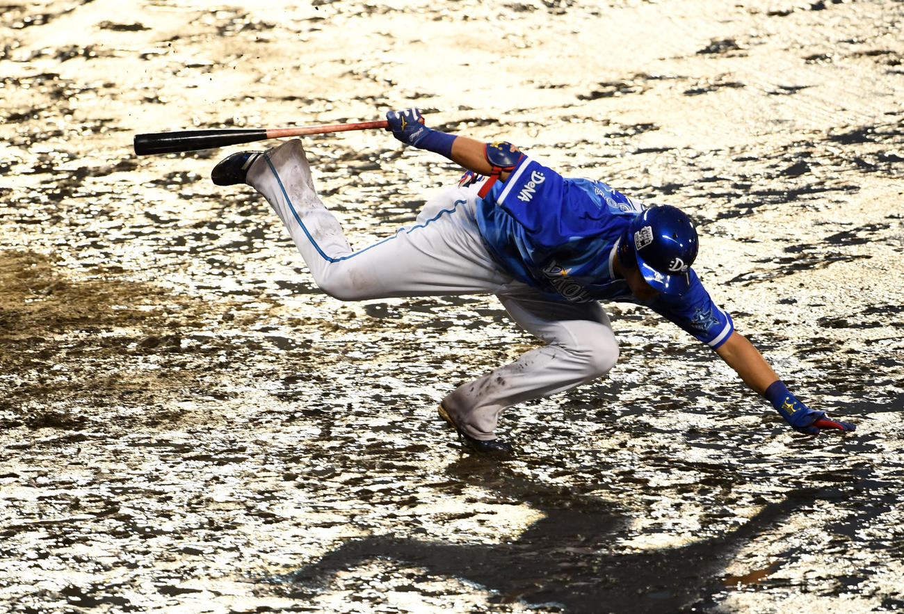 17年CSファーストステージ第2戦　雨でぬかるむ中、DeNA筒香は投球をよけて転倒し泥だらけとなる（17年10月15日）