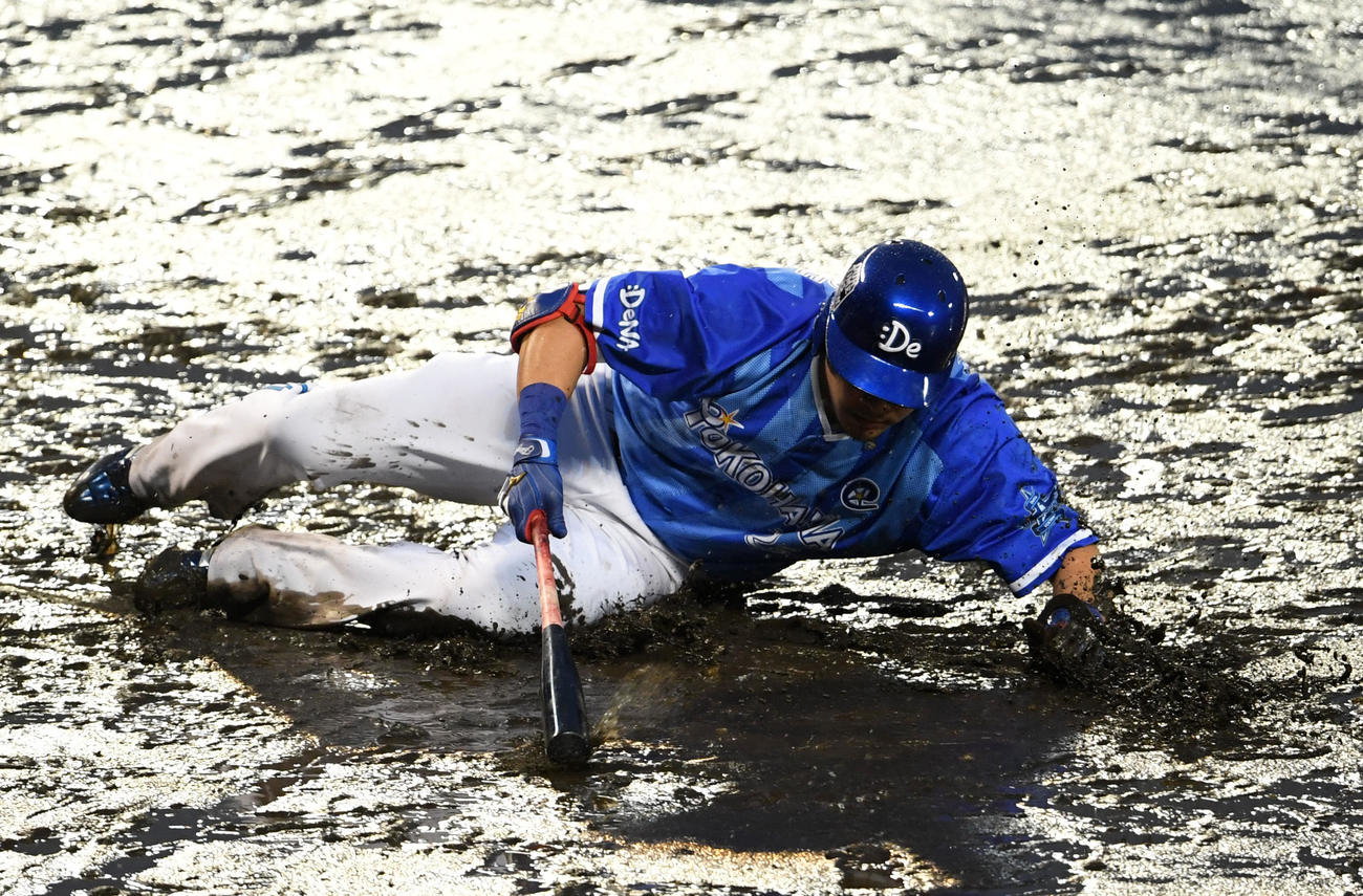 17年CSファーストステージ第2戦　DeNA筒香は投球をよけた際にバランスを崩し泥だらけになる（17年10月15日）
