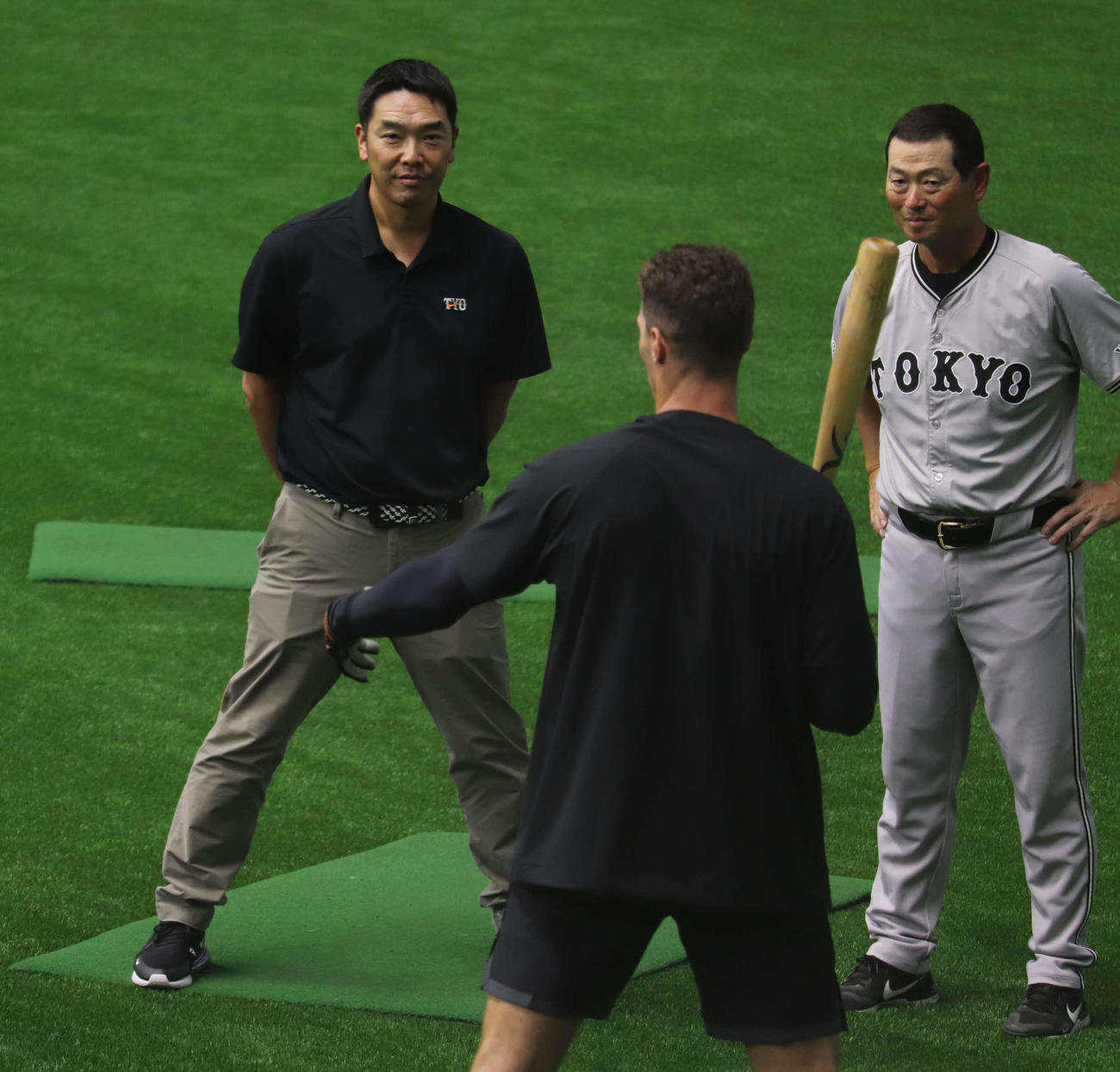 フルプ（手前）のティー打撃を見守る阿部監督。右は桑田2軍監督