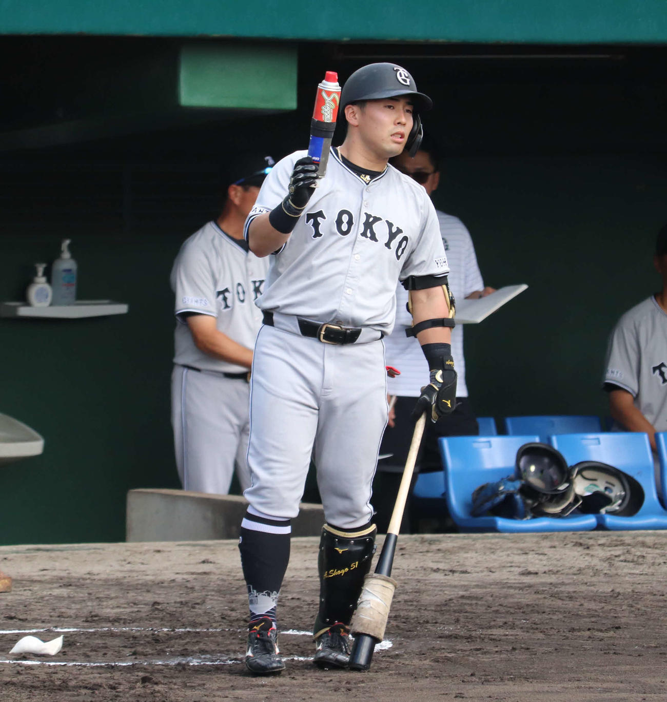次打者席ですべり止めスプレーを手に持つ浅野