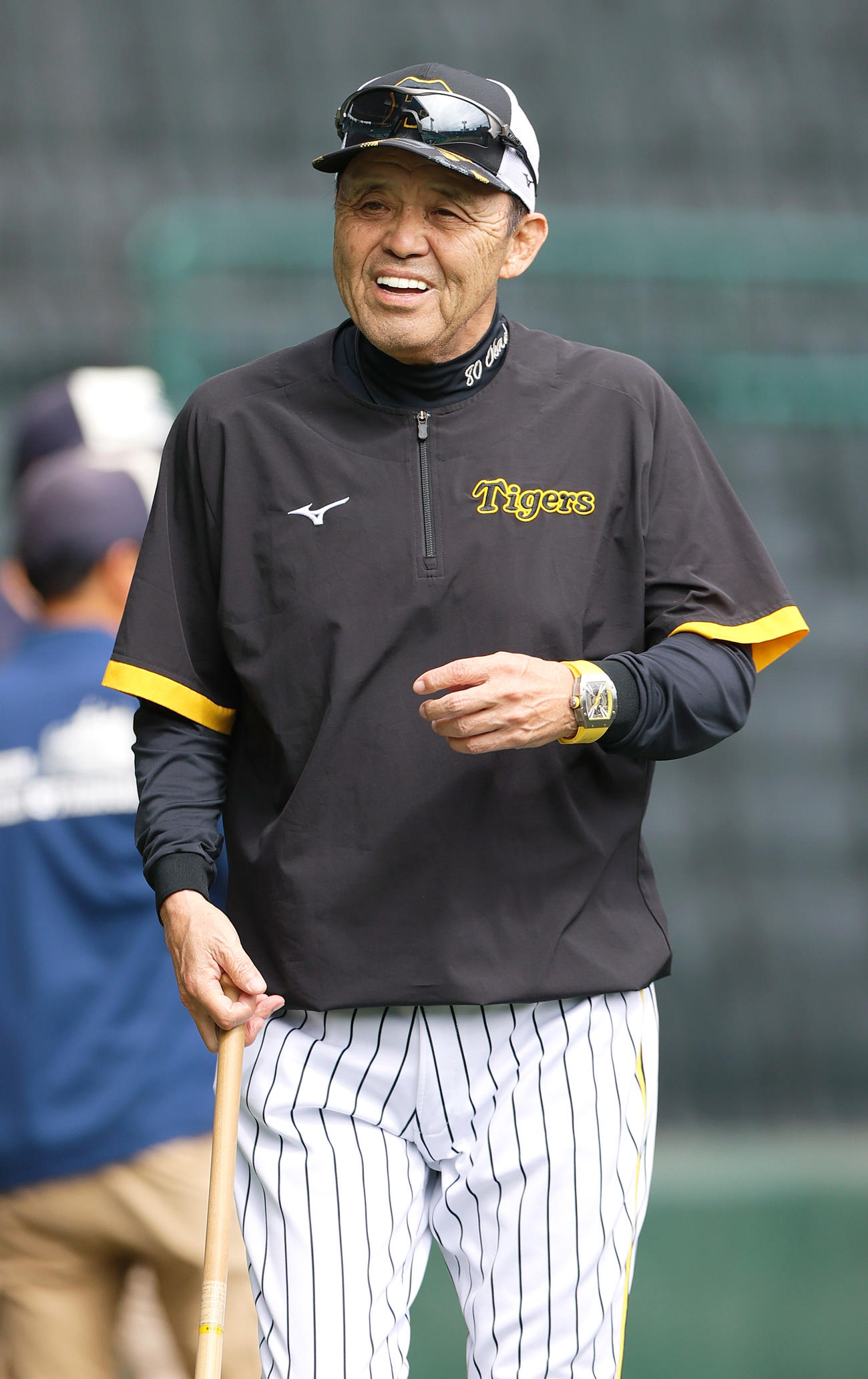 練習を終え笑顔で引き揚げる阪神岡田監督（撮影・上山淳一）