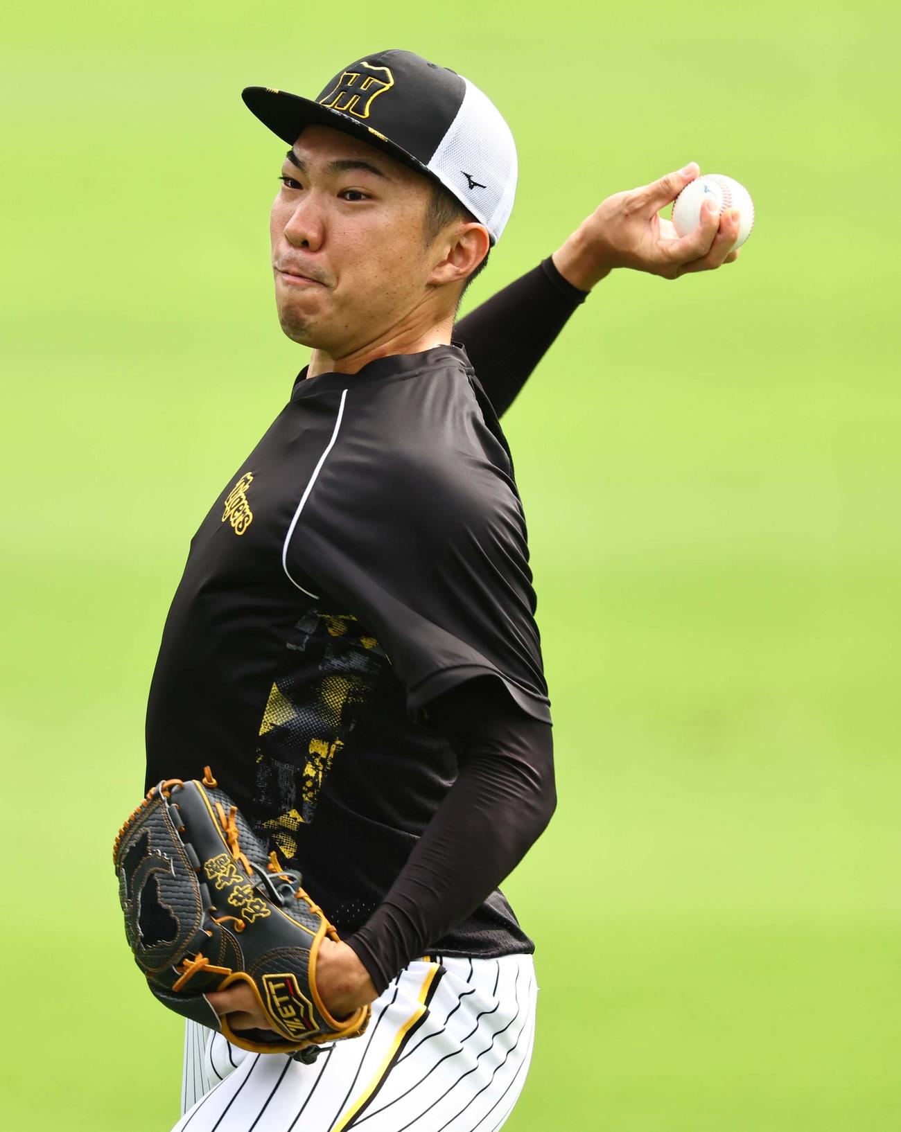 キャッチボールをする石井（撮影・上田博志）