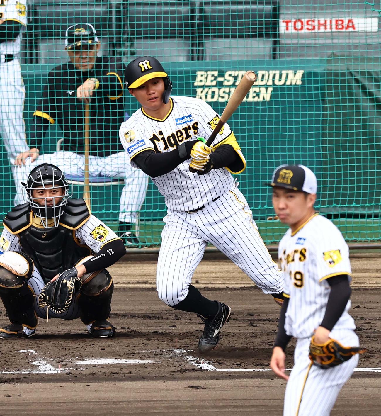 シート打撃で石井から左前打を放つ森下。左奥は岡田監督（撮影・上田博志）