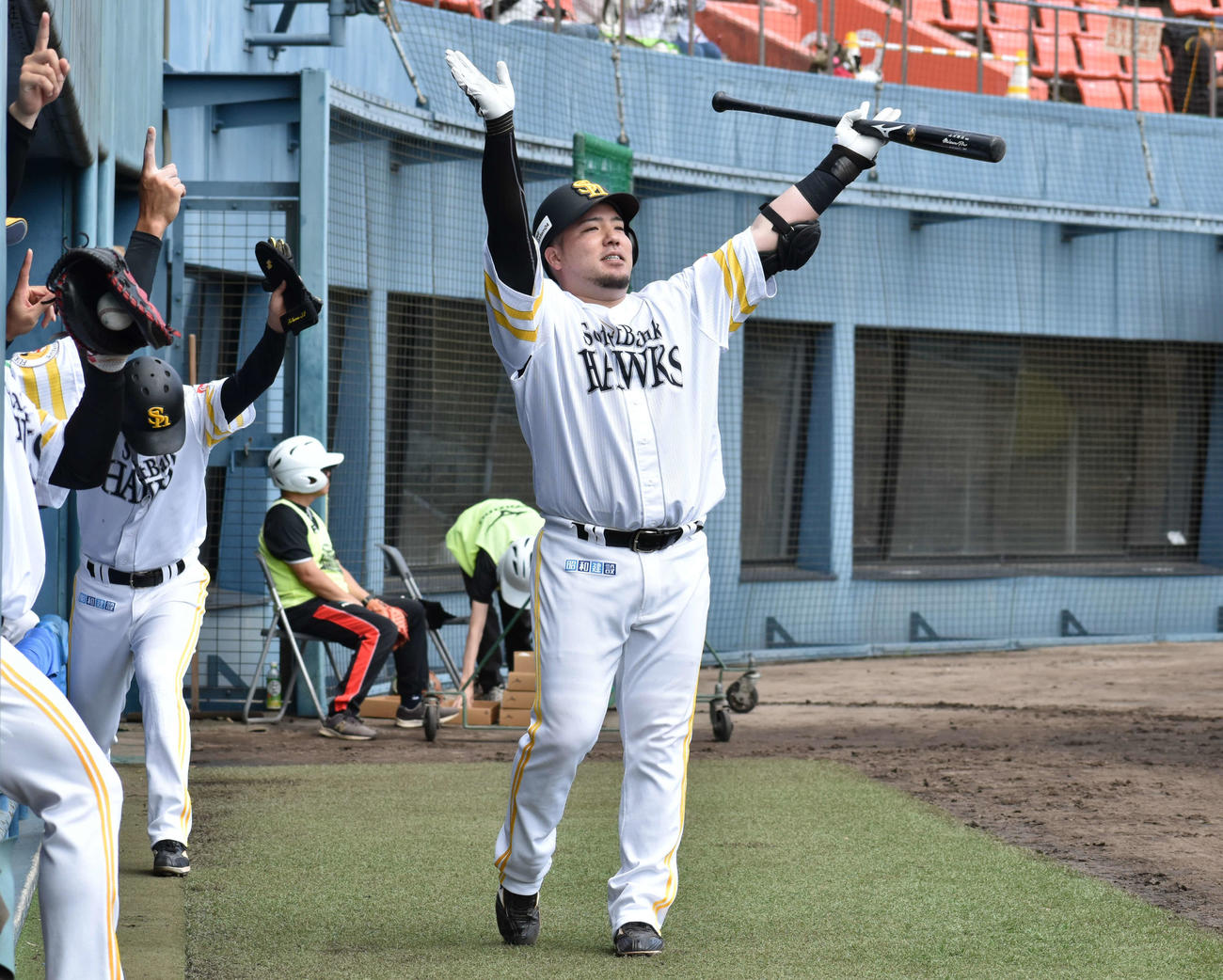 フェニックス・リーグ日本ハム戦の4回、2点本塁打を放ちどすこいポーズを決める山川（撮影・只松憲）