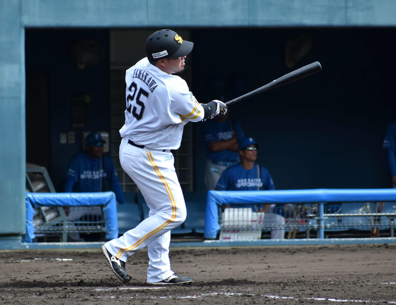 フェニックス・リーグ日本ハム戦　4回、中越えに2点本塁打を放つソフトバンク山川（撮影・只松憲）