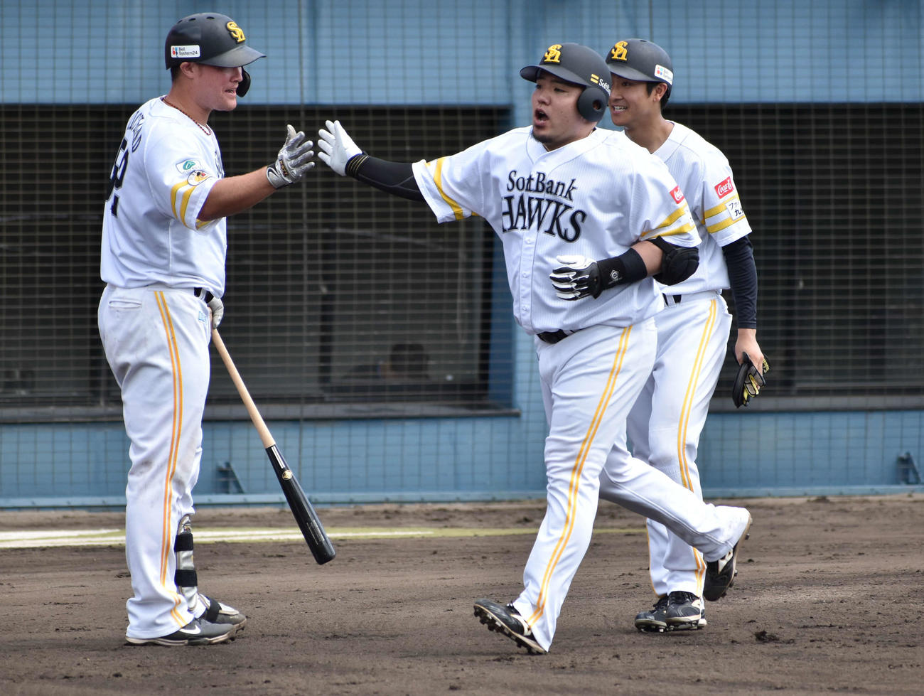 ソフトバンク対日本ハム　4回裏無死一塁、中越え2点本塁打を放った山川はリチャード（左）とハイタッチ（撮影・只松憲）
