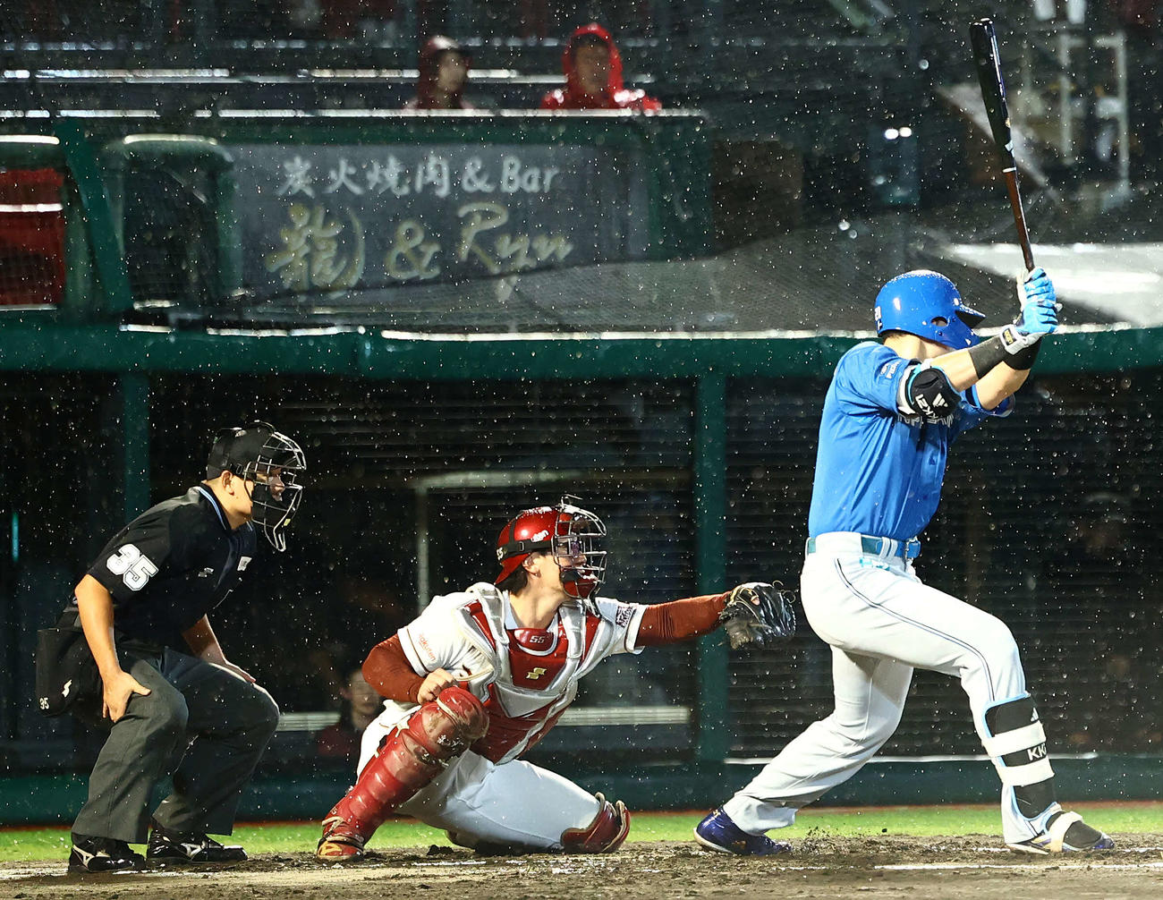 楽天対日本ハム　1回表楽天2死一塁、左前打を放つ清宮（撮影・河田真司）