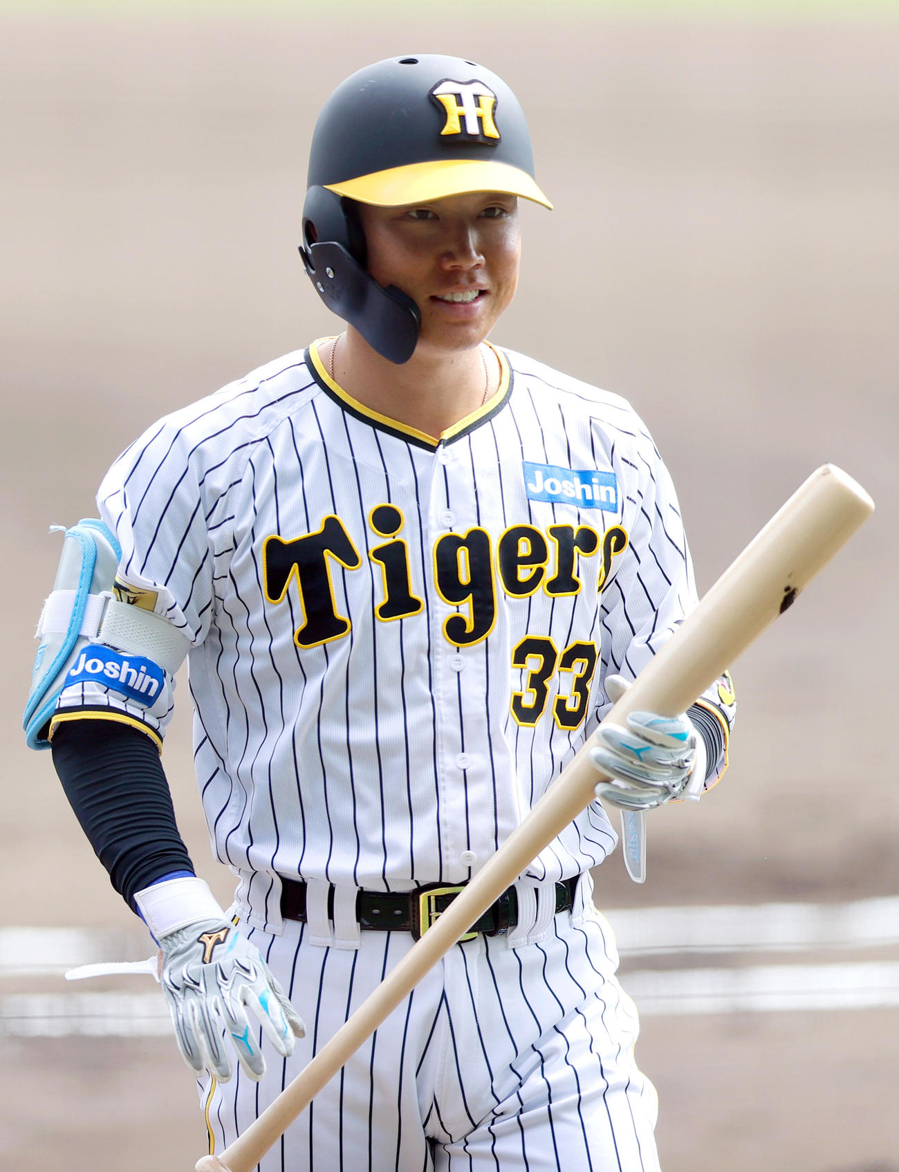 シート打撃で笑顔を見せる阪神糸原（撮影・上山淳一）