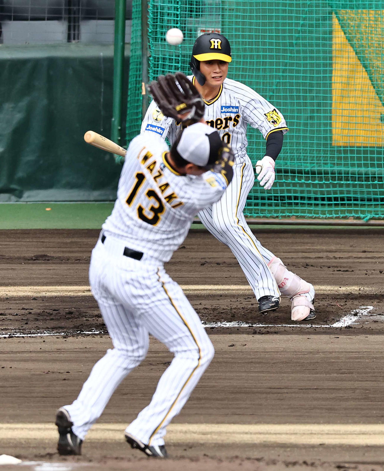 シート打撃で岩崎から投手強襲安打を放つ木浪（撮影・上田博志）