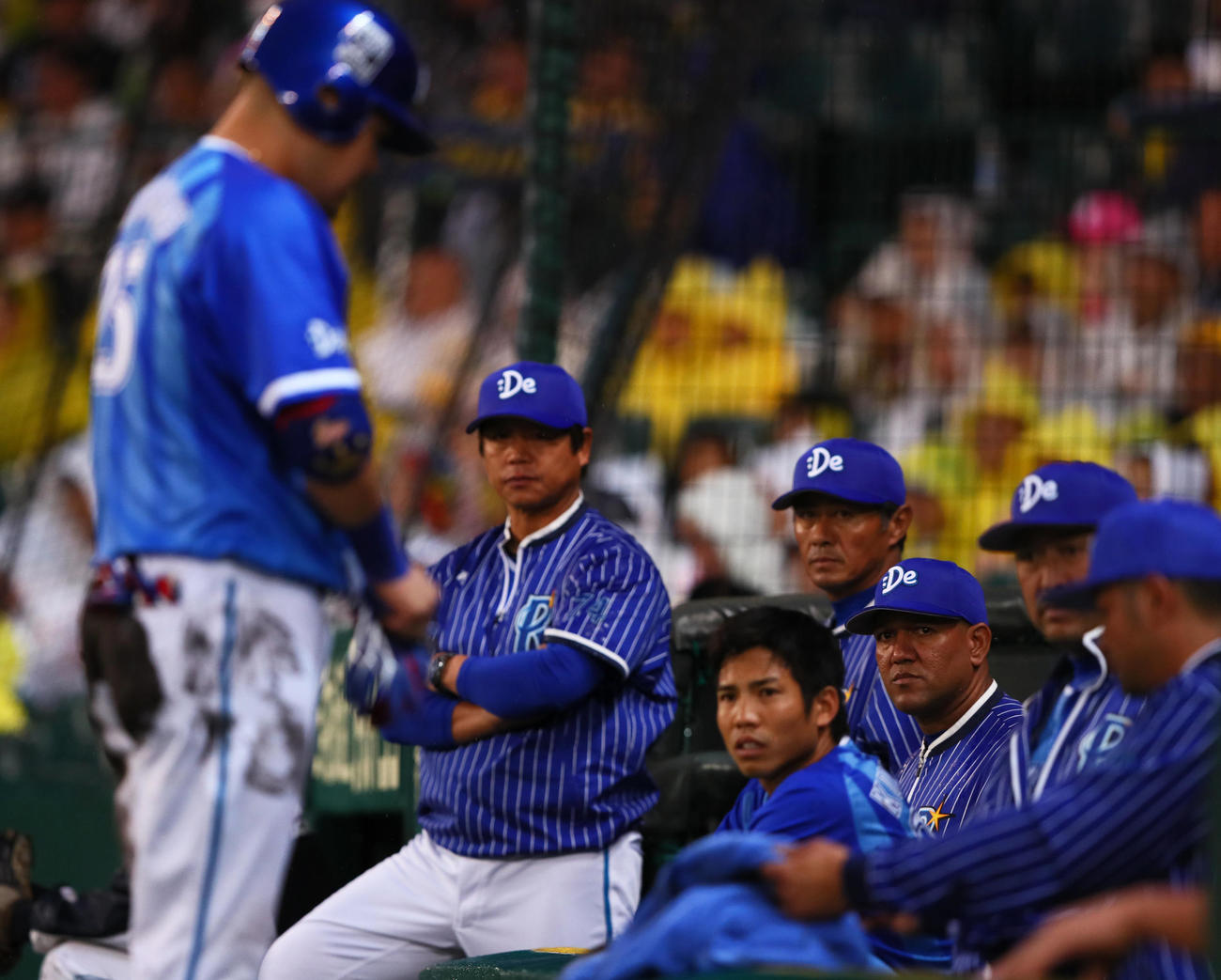 17年CSファーストステージ第2戦　泥だらけになった体を拭くDeNA筒香（手前）を見つめるラミレス監督（後方右から2人目）ら（17年10月15日）