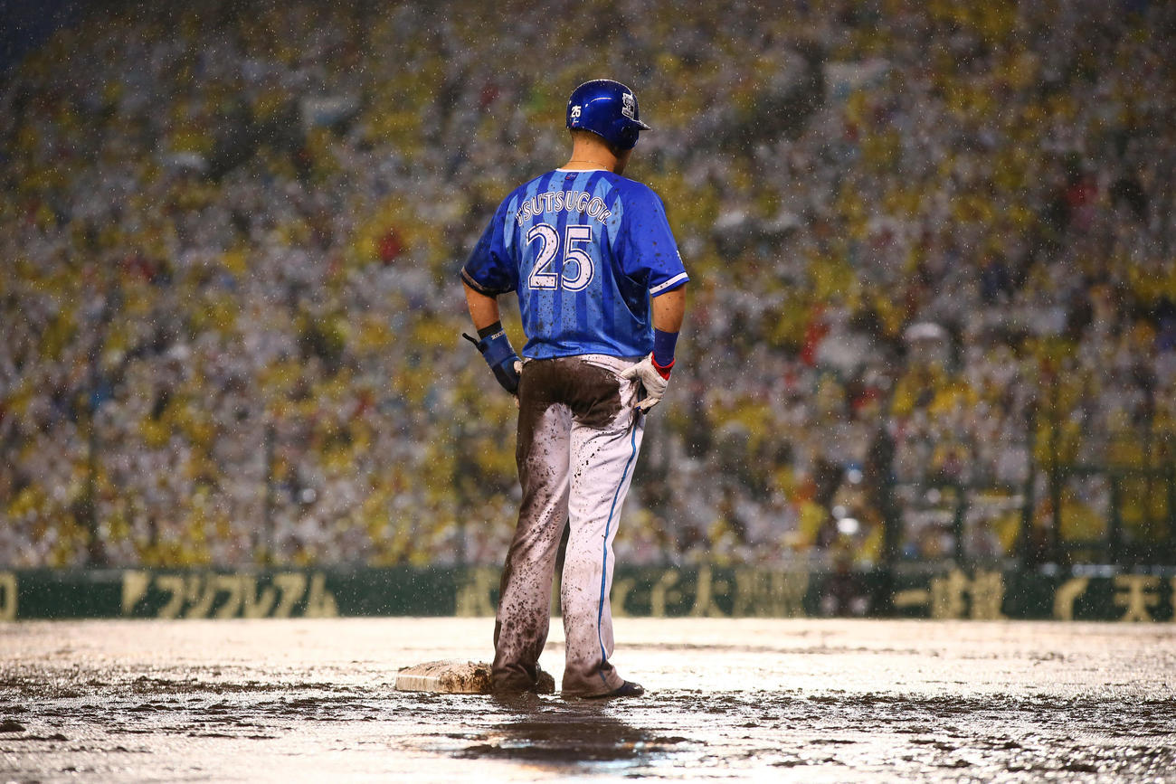 17年CSファーストステージ第2戦　DeNA筒香は泥だらけになりながら打席の細川を見つめる（17年10月15日）