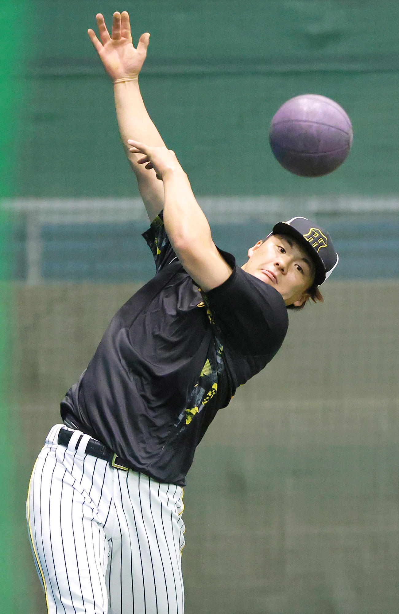 室内でトレーニングする阪神前川（撮影・上山淳一）