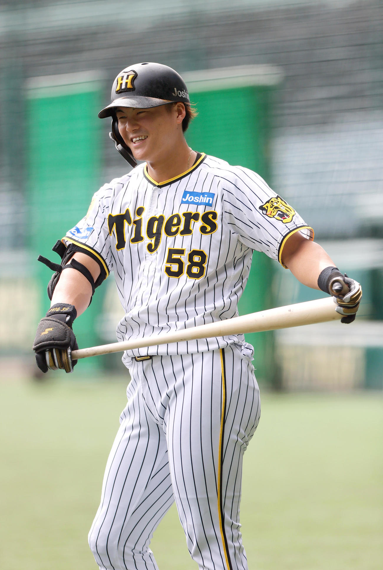 シート打撃で笑顔を見せる阪神前川（撮影・上山淳一）