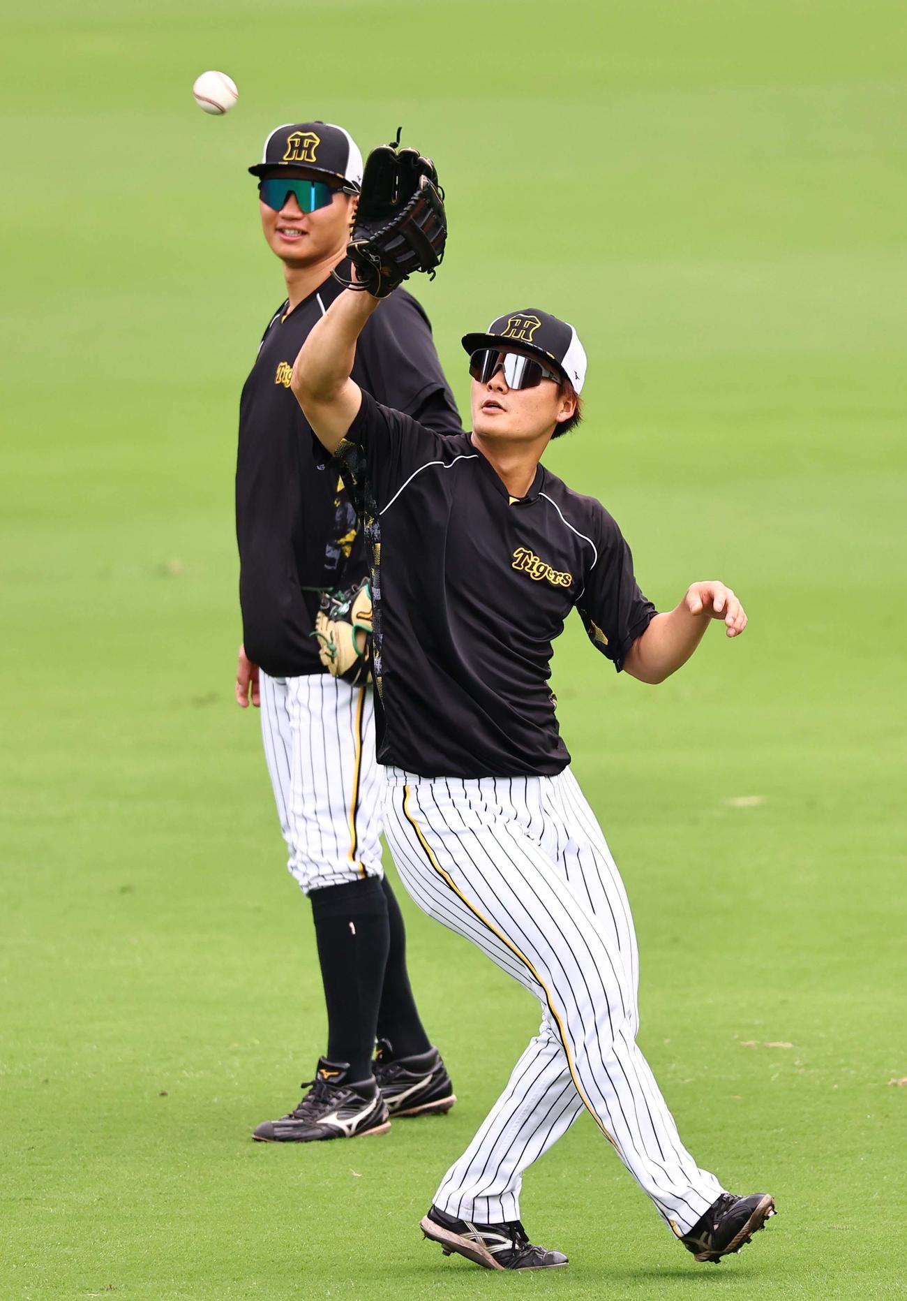 外野ノックを受ける前川（右）と森下（撮影・上田博志）