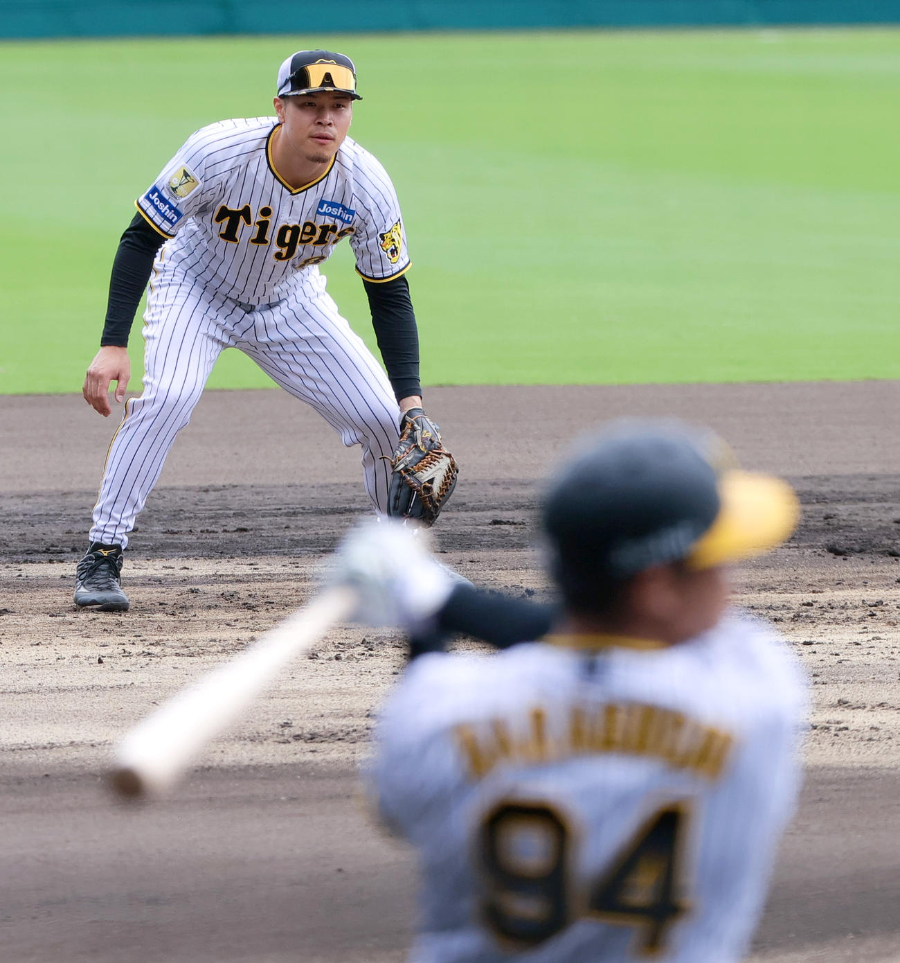 シート打撃で守備につく阪神佐藤輝（撮影・上山淳一）