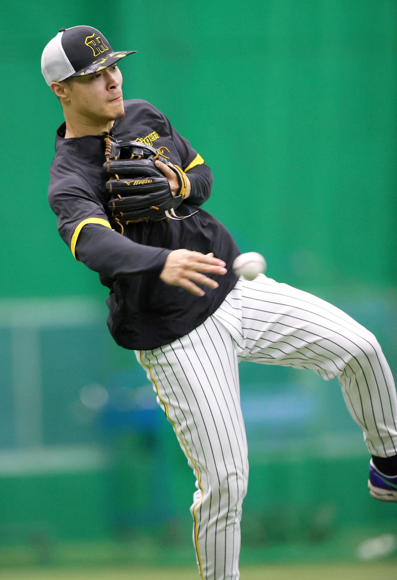 室内でノックを受ける阪神佐藤輝（撮影・上山淳一）