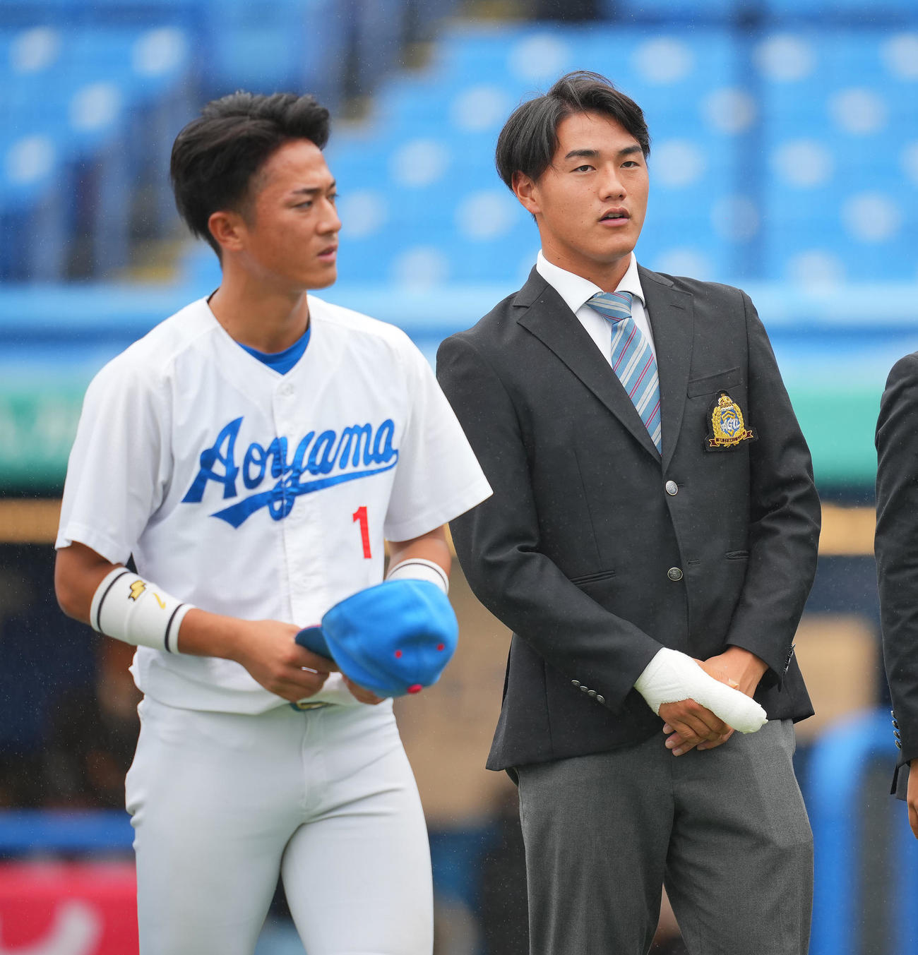 青学大対亜大　試合前、スタンドにあいさつする青学大・西川（右）と佐々木（撮影・垰建太）