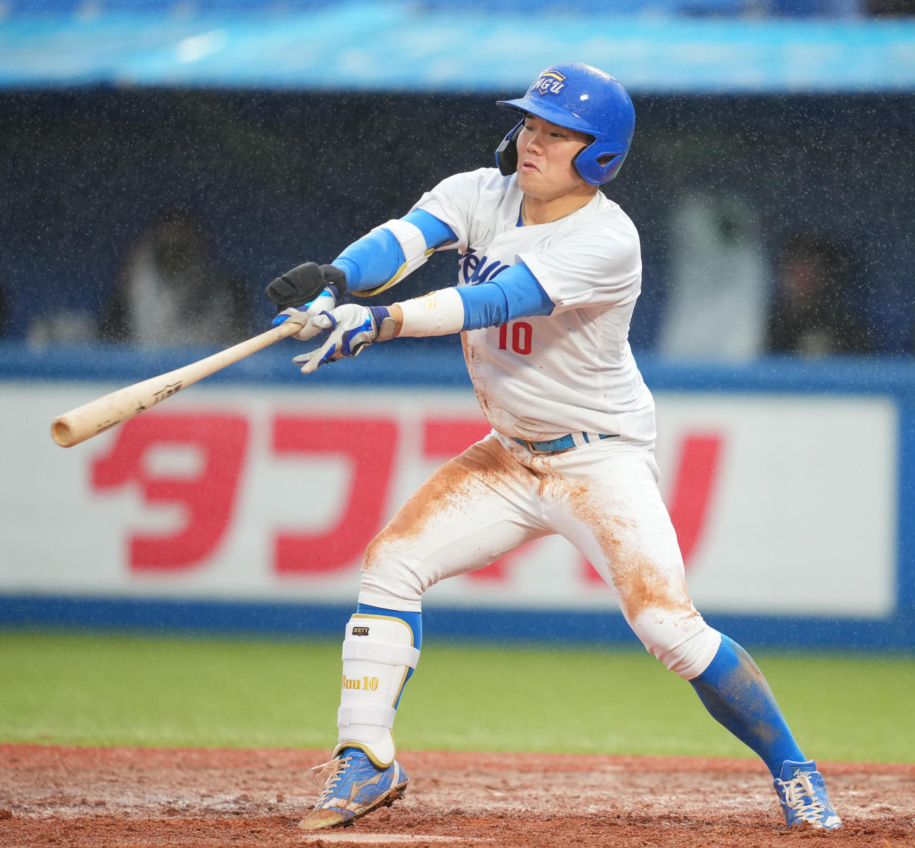 青学大対亜大　9回表青学大2死二塁、適時打を放つ小田（撮影・垰建太）