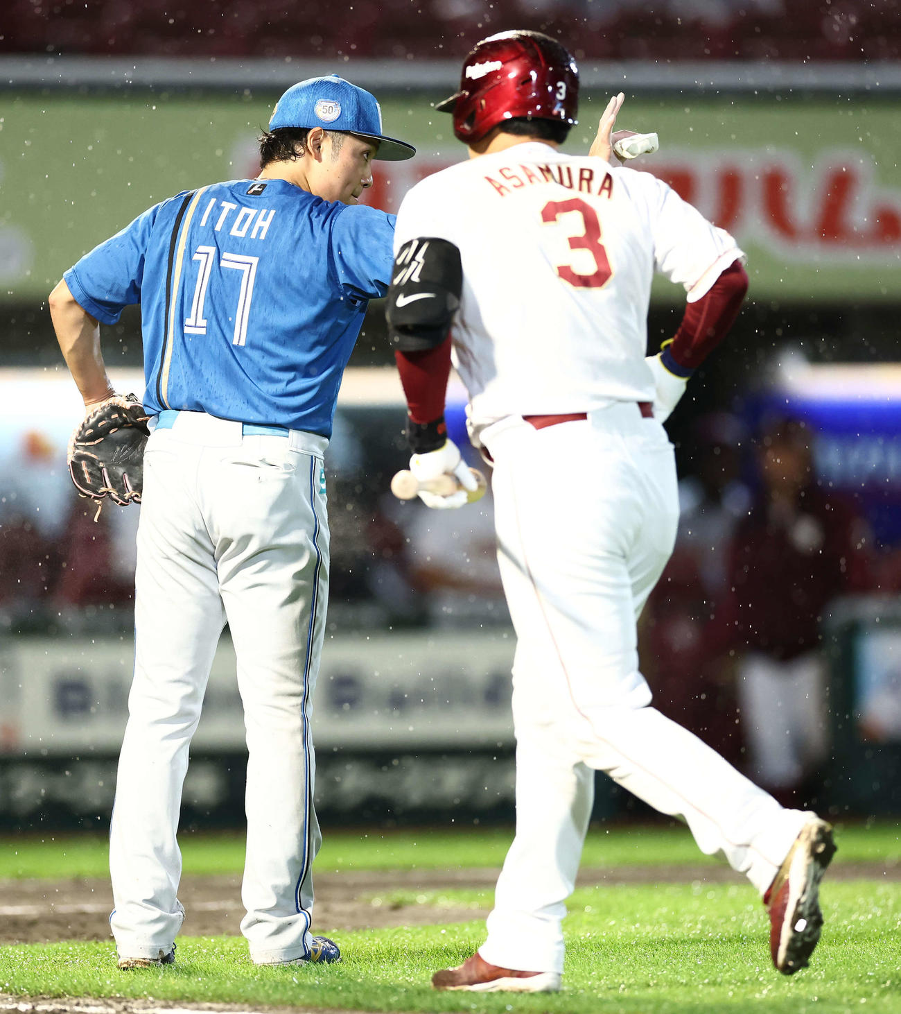 楽天対日本ハム　4回裏楽天無死一、三塁、浅村（右）の左犠飛で追加点許す伊藤（撮影・河田真司）