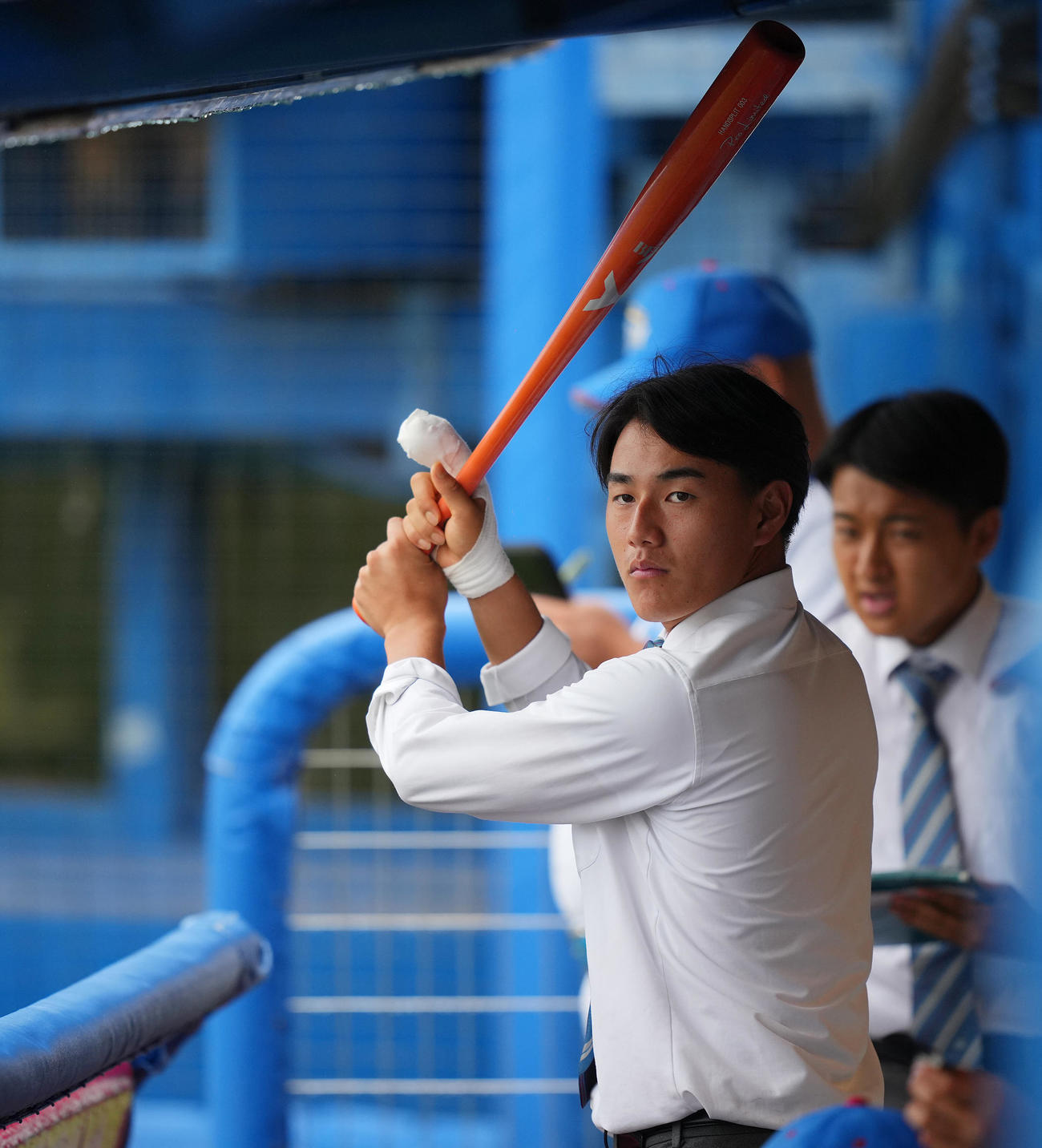 青学大対亜大　ベンチでバットを手にする青学大・西川（撮影・垰建太）