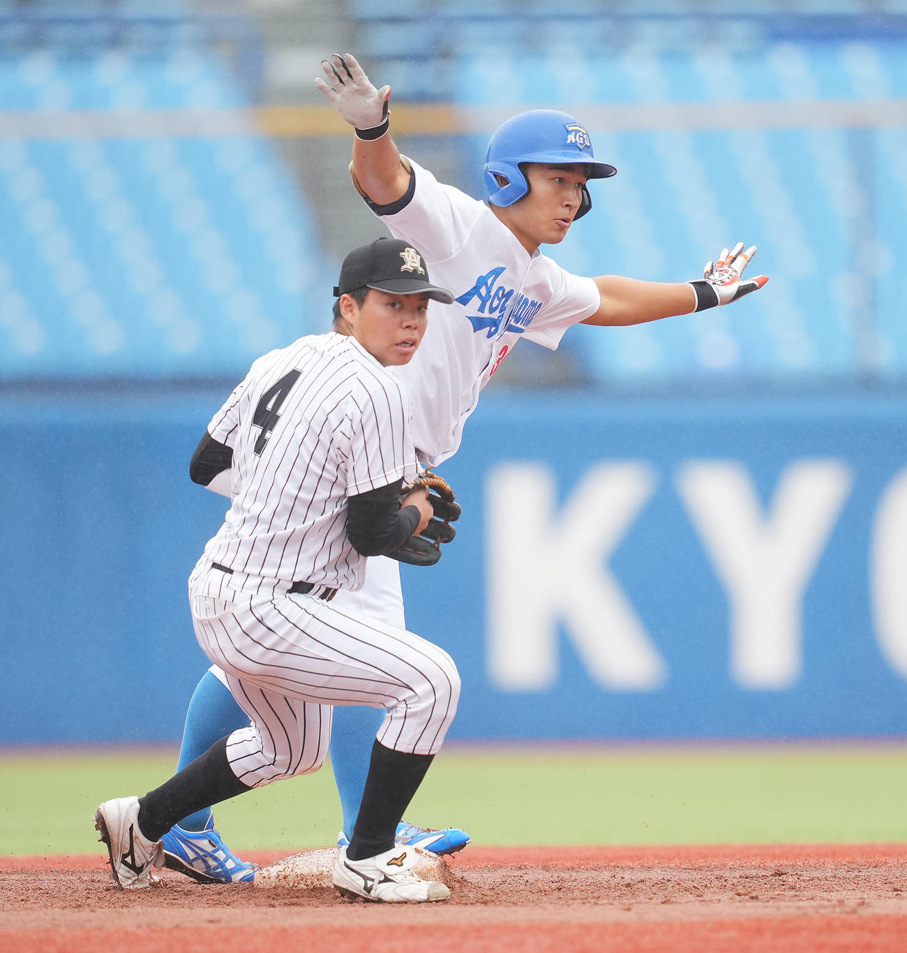 青学大対亜大　2回表青学大無死一塁、二塁打を放つ松本（右）（撮影・垰建太）