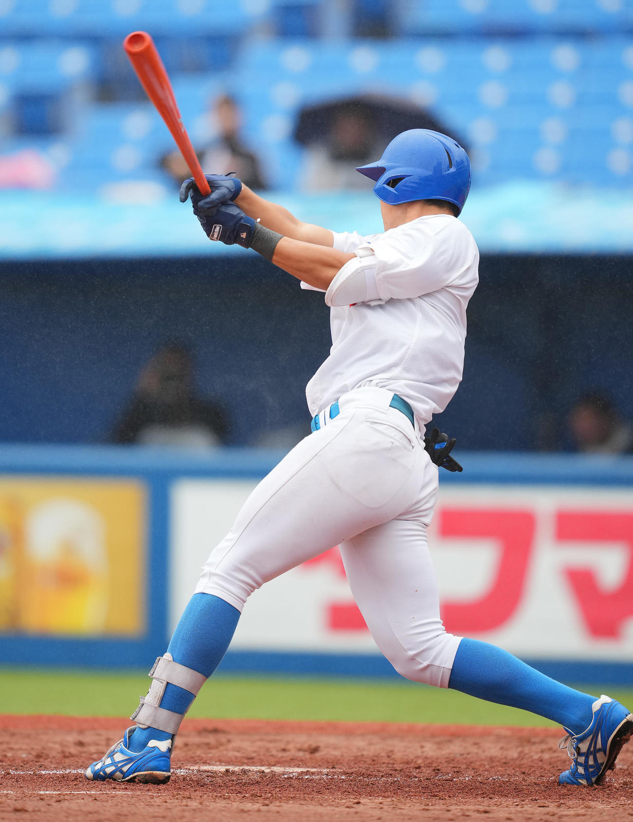 青学大対亜大　2回表青学大1死二、三塁、先制の右越え3点本塁打を放つ青山（撮影・垰建太）