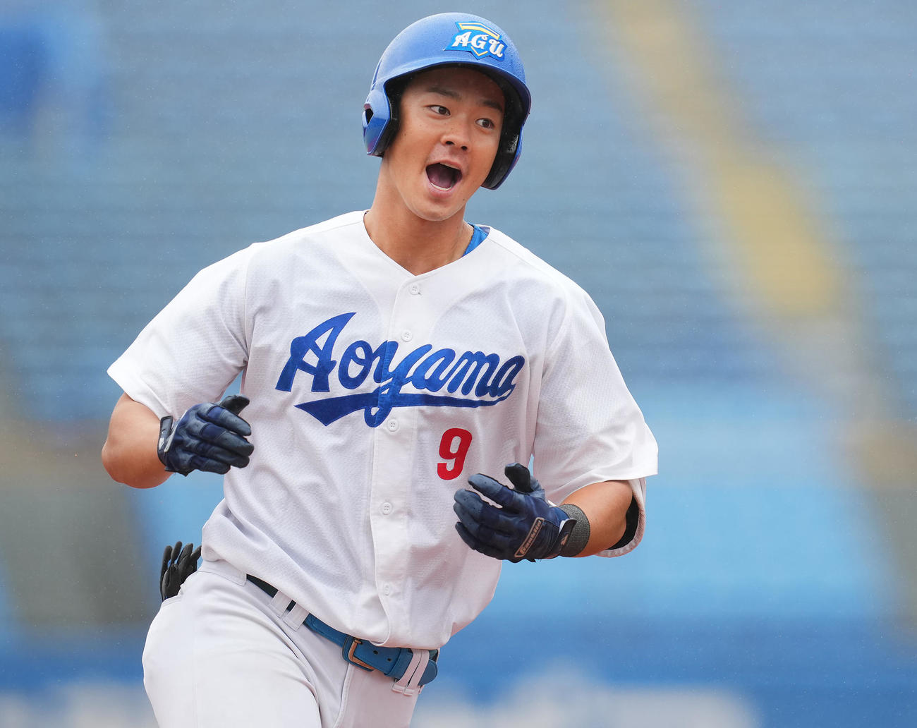 青学大対亜大　2回表青学大1死二、三塁、先制の右越え3点本塁打を放ち雄たけびをあげる青山（撮影・垰建太）