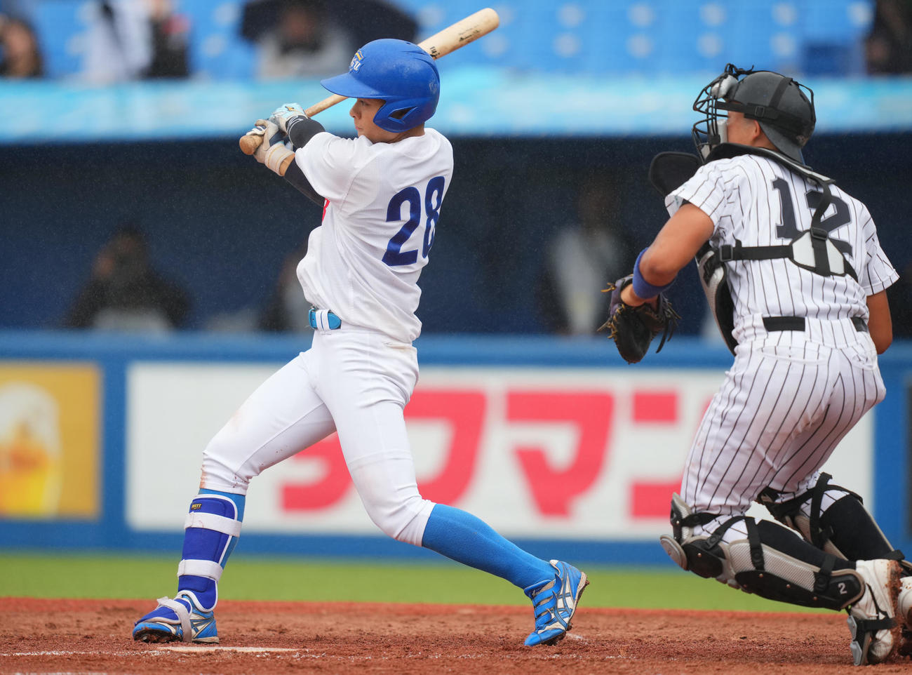 青学大対亜大　2回表青学大1死一塁、右前打を放つ南野（撮影・垰建太）
