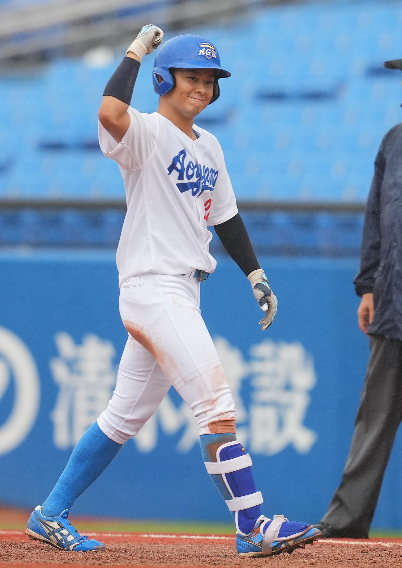 青学大対亜大　2回表青学大1死一塁、右前打を放ちガッツポーズする南野（撮影・垰建太）