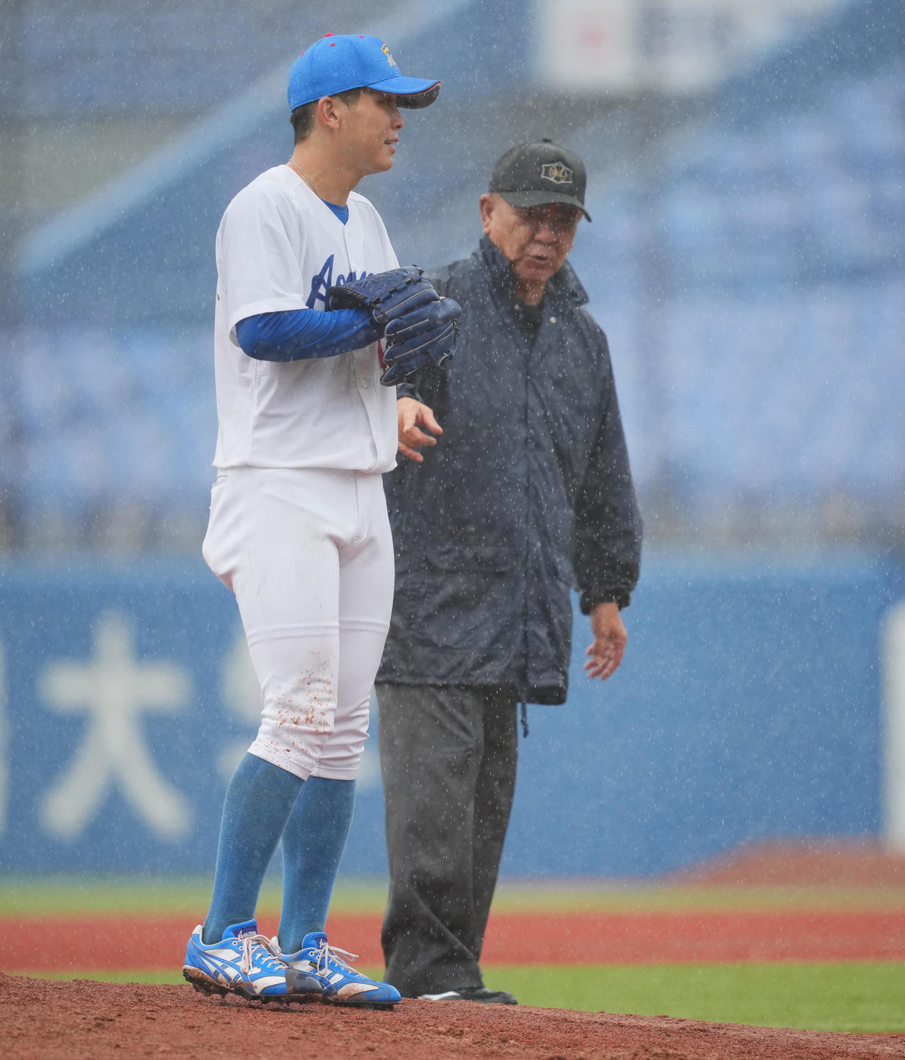 青学大対亜大　2回裏を前に雨足が強まりベンチに戻るように促される青学大先発の中西（左）（撮影・垰建太）