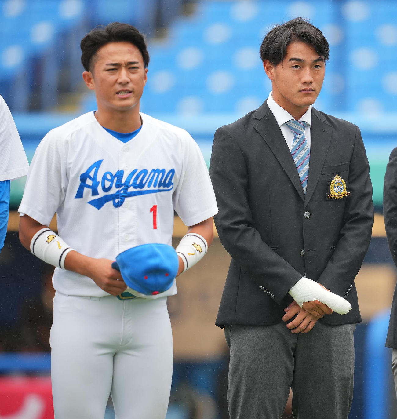 青学大対亜大　試合前、スタンドにあいさつする青学大・西川（右）と佐々木（撮影・垰建太）