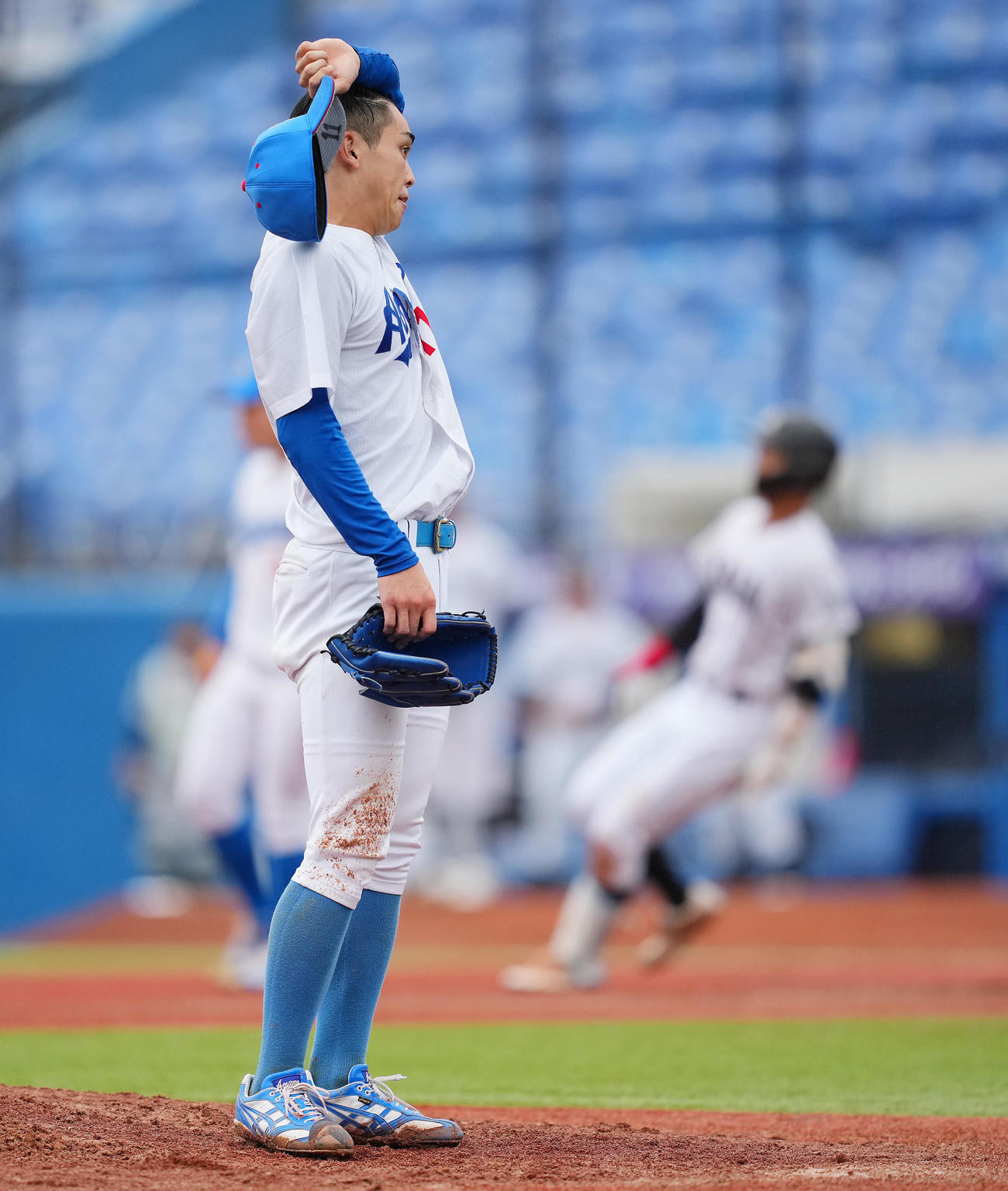 青学大対亜大　5回裏亜大2死三塁、杉山（右）に適時打を許し汗をぬぐう中西（撮影・垰建太）