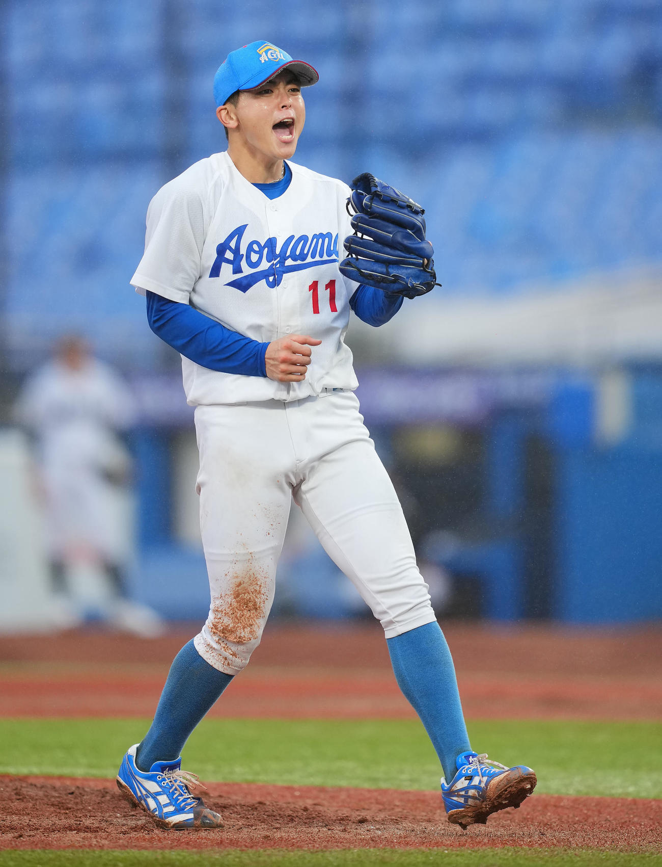 青学大対亜大　7回裏、亜大の攻撃を無失点に抑え雄たけびをあげる青学大先発の中西（撮影・垰建太）