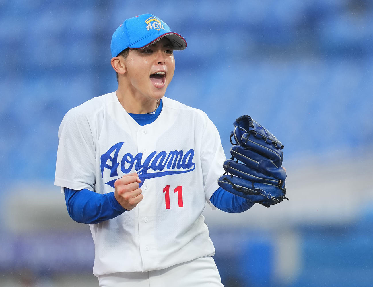 青学大対亜大　7回裏、亜大の攻撃を無失点に抑え雄たけびをあげる青学大先発の中西（撮影・垰建太）