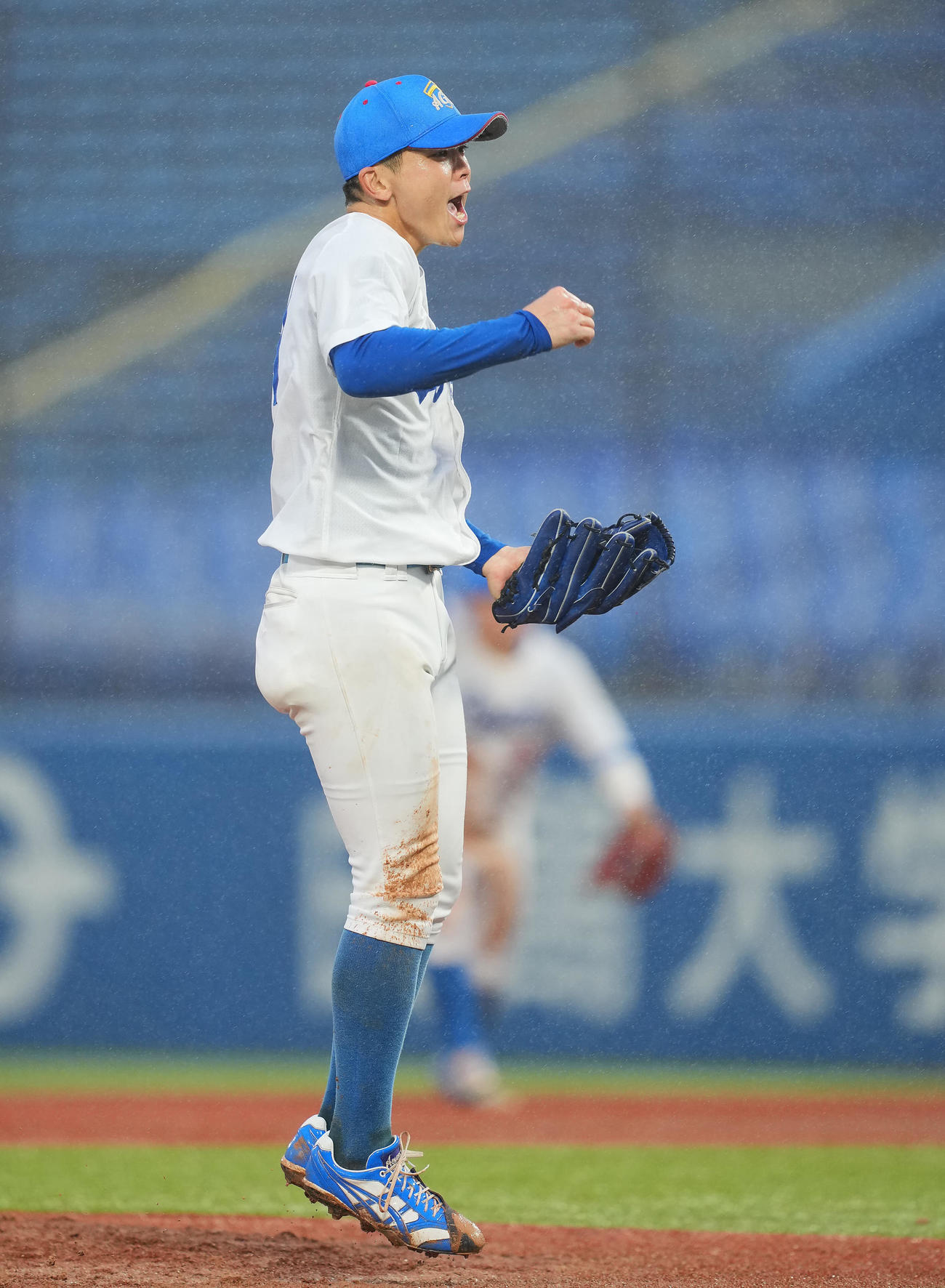 青学大対亜大　8回裏亜大の攻撃を無失点に抑え雄たけびをあげる青学大先発の中西（撮影・垰建太）