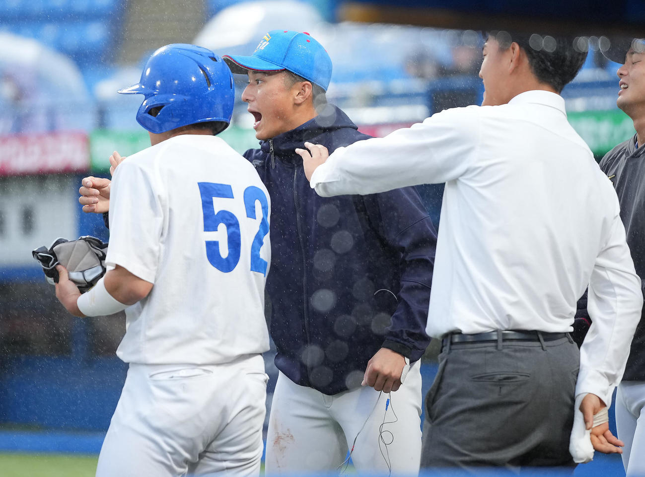 青学大対亜大　8回裏、亜大の攻撃を無失点に抑えたナインを出迎える青学大・佐々木（中央）、西川（手前右）ら（撮影・垰建太）