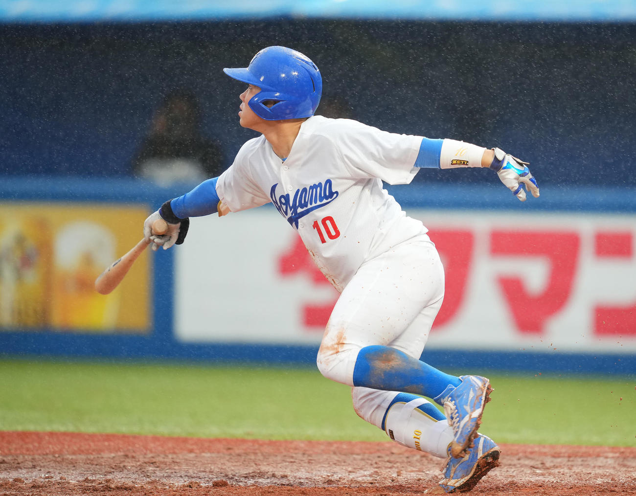 青学大対亜大　9回表青学大2死二塁、適時打を放つ小田（撮影・垰建太）