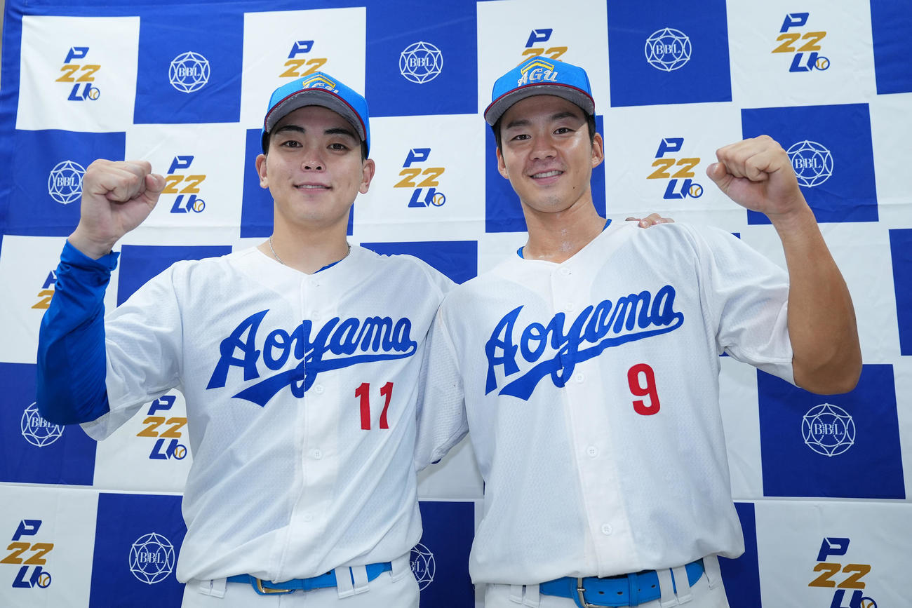 青学大対亜大　試合に勝利し肩を組んで写真に納まる青学大・中西（左）と青山（撮影・垰建太）