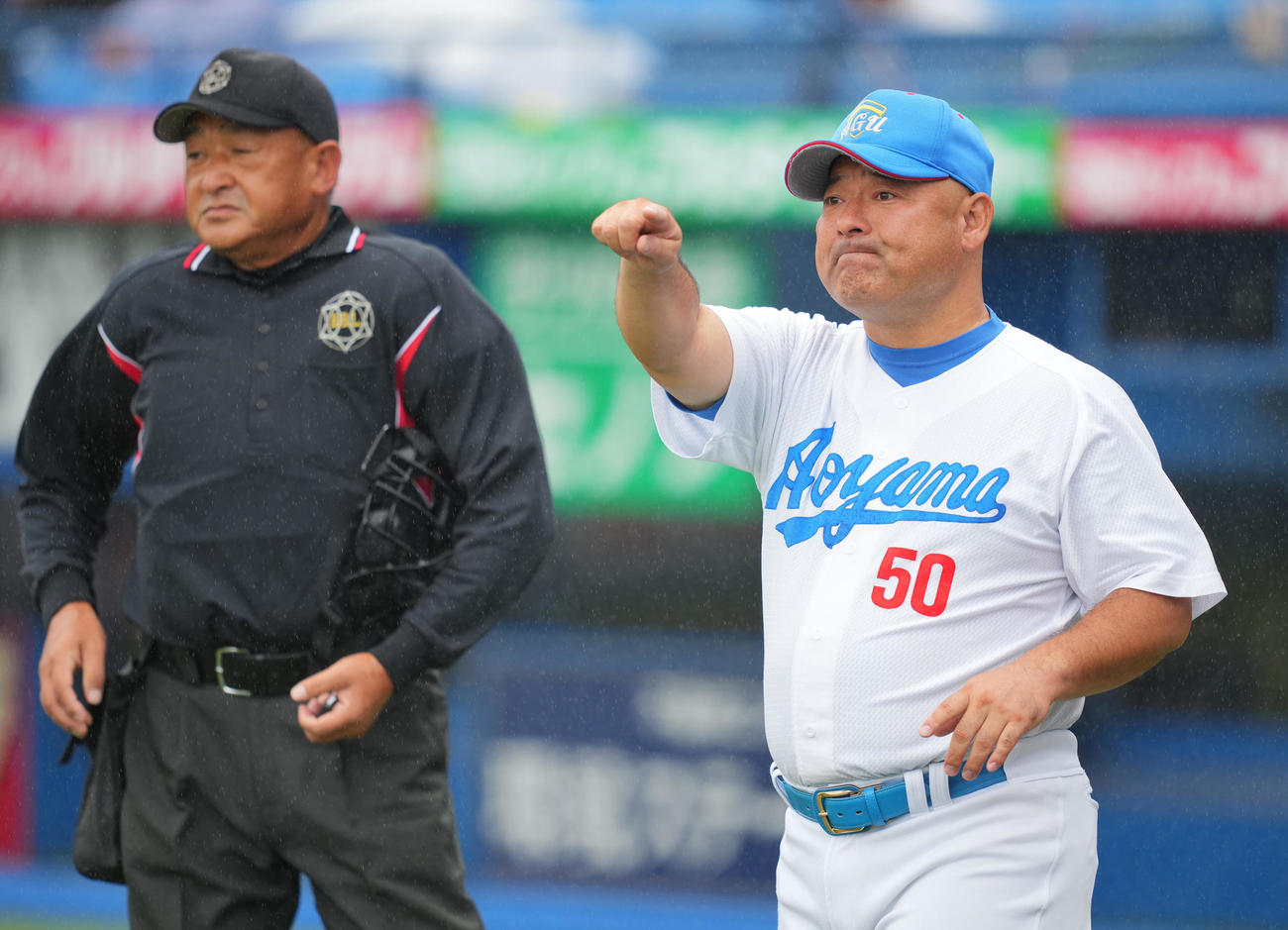 青学大対亜大　1回裏、三塁手佐々木泰の交代を告げる青学大・安藤監督（撮影・垰建太）