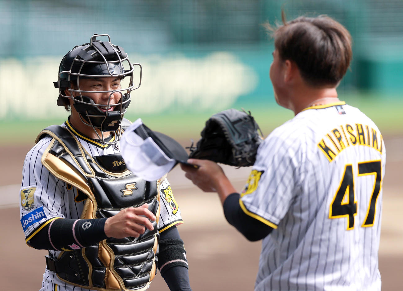 シート打撃登板を終えた桐敷（右）と話す梅野（撮影・上山淳一）